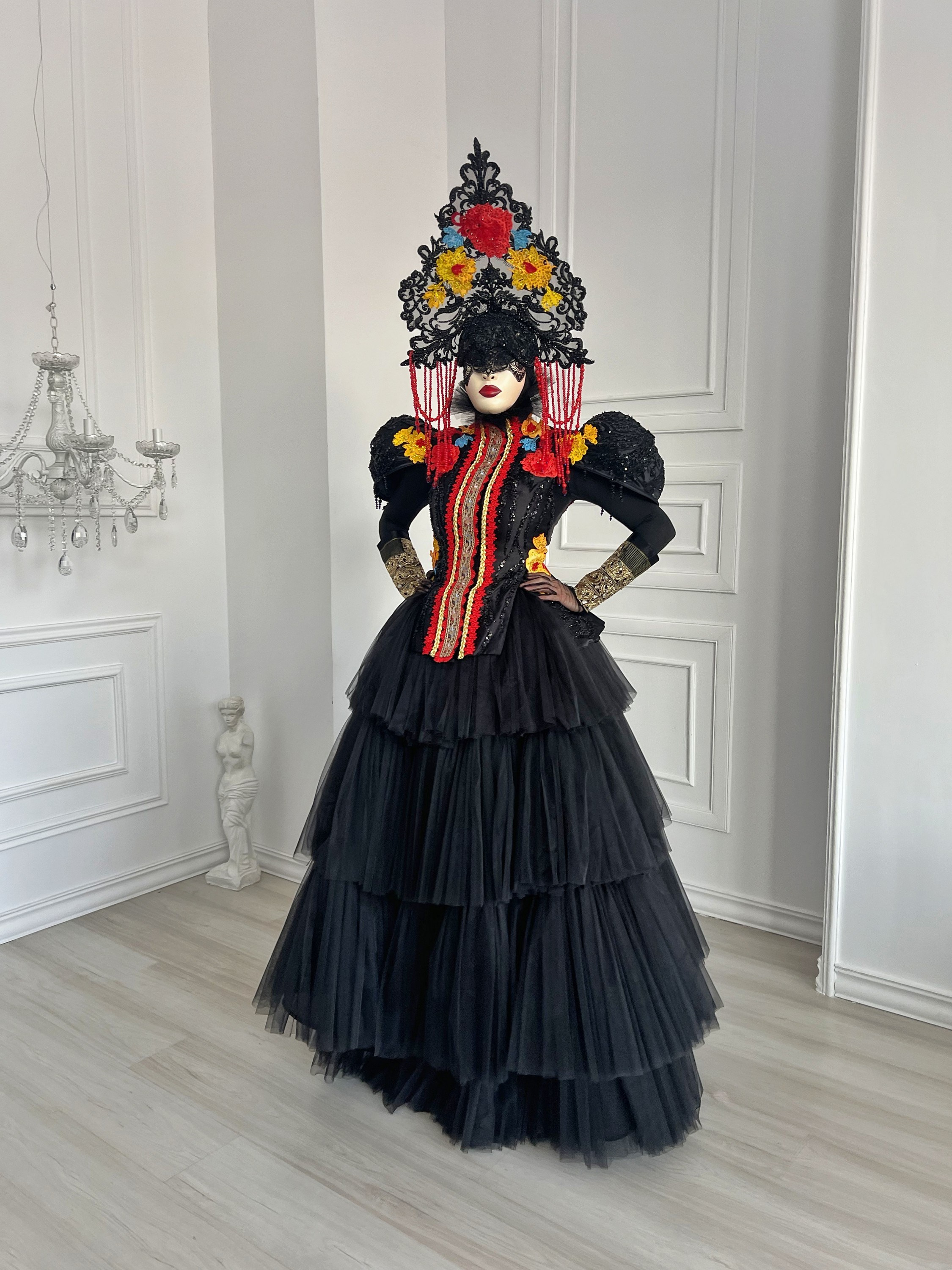 Артист в чёрном костюме в русском стиле. Мимы и Ходулисты на встречу гостей. Москва