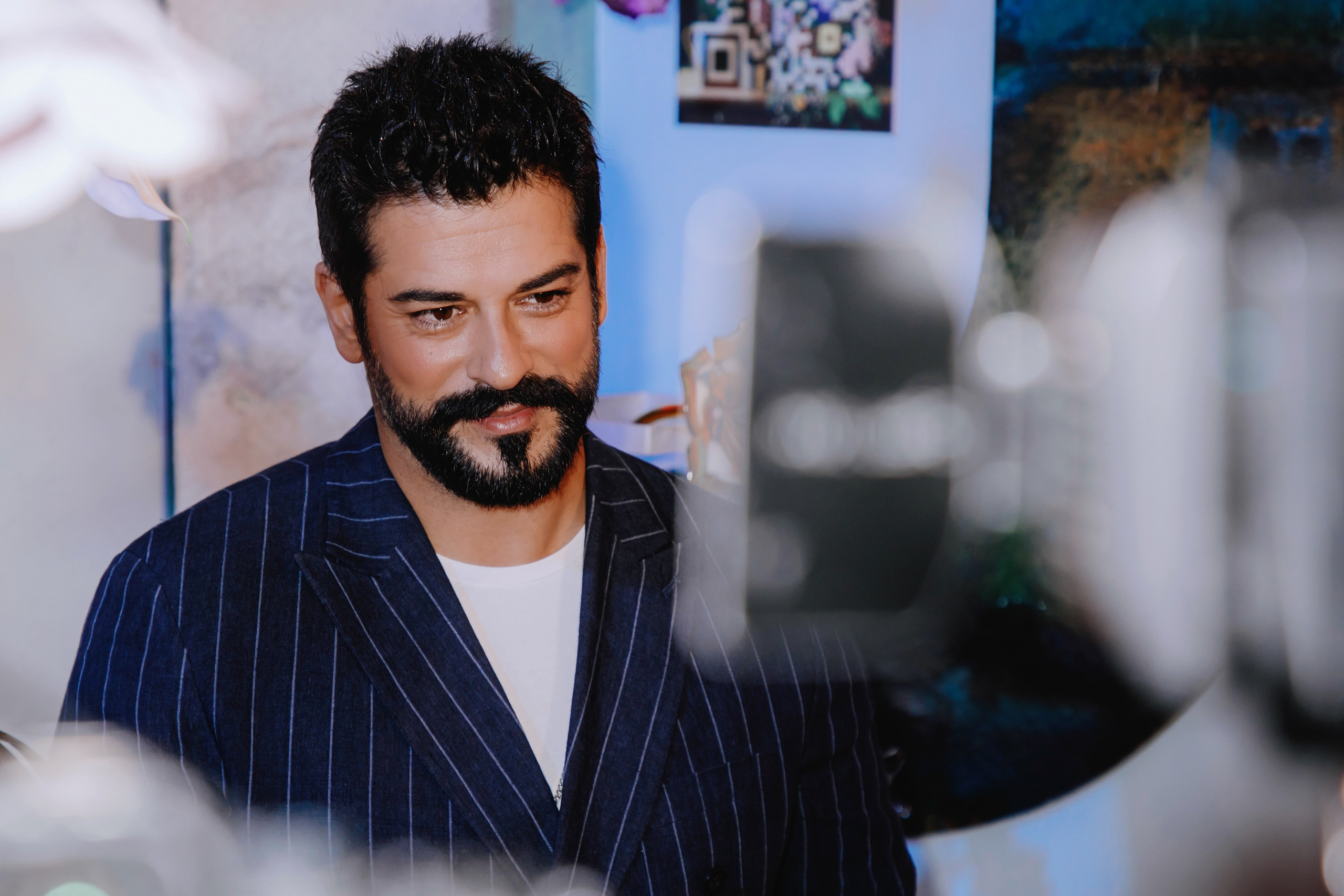 Бурак Озчивит посетил выставку Никаса Сафронова. Фотограф в Москве и Санкт-Петербурге Дарина