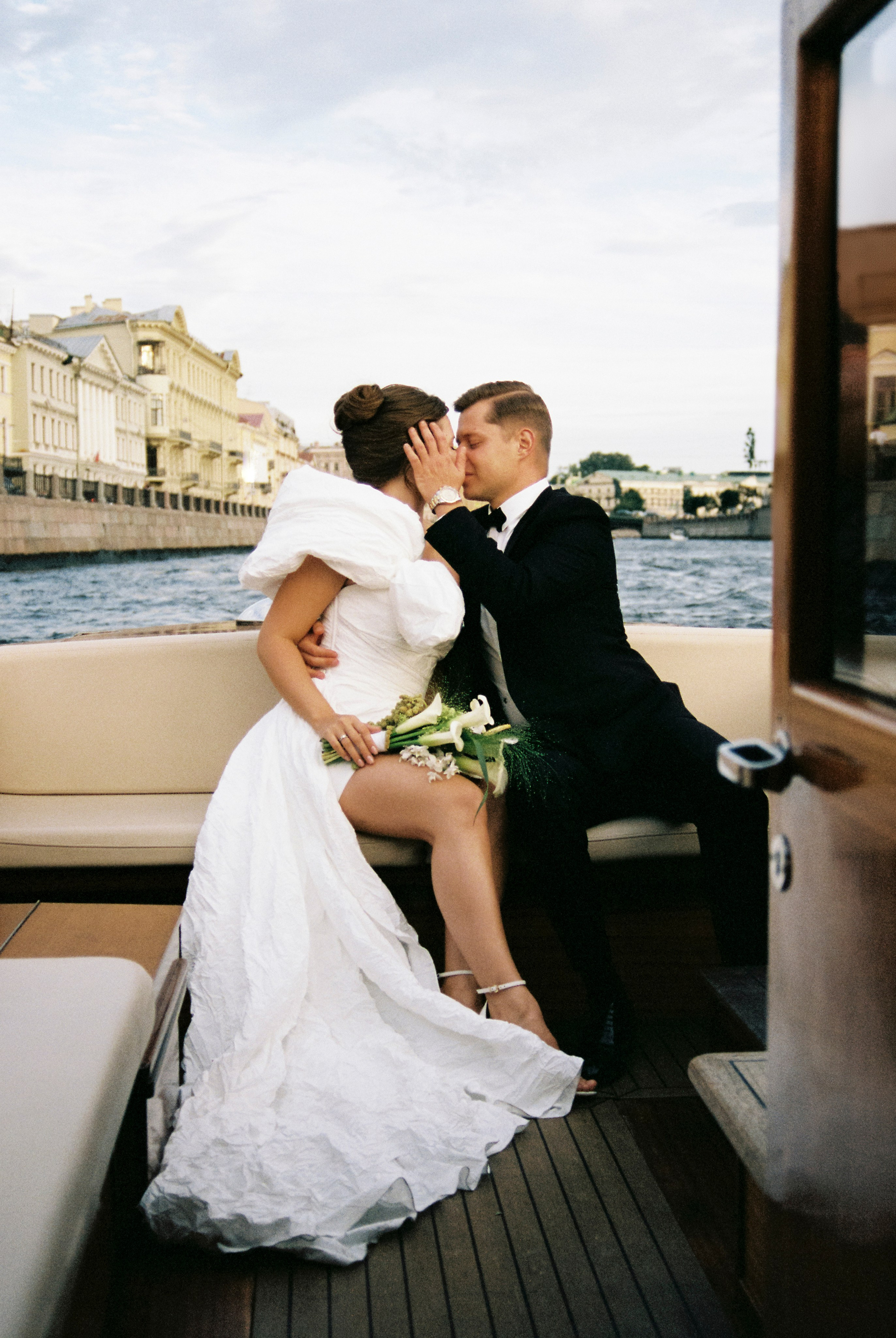 Настя и Лёша. Прогулка по Питеру. Катер. На цифру и плёнку. Свадебный фотограф Катерина Чулкова