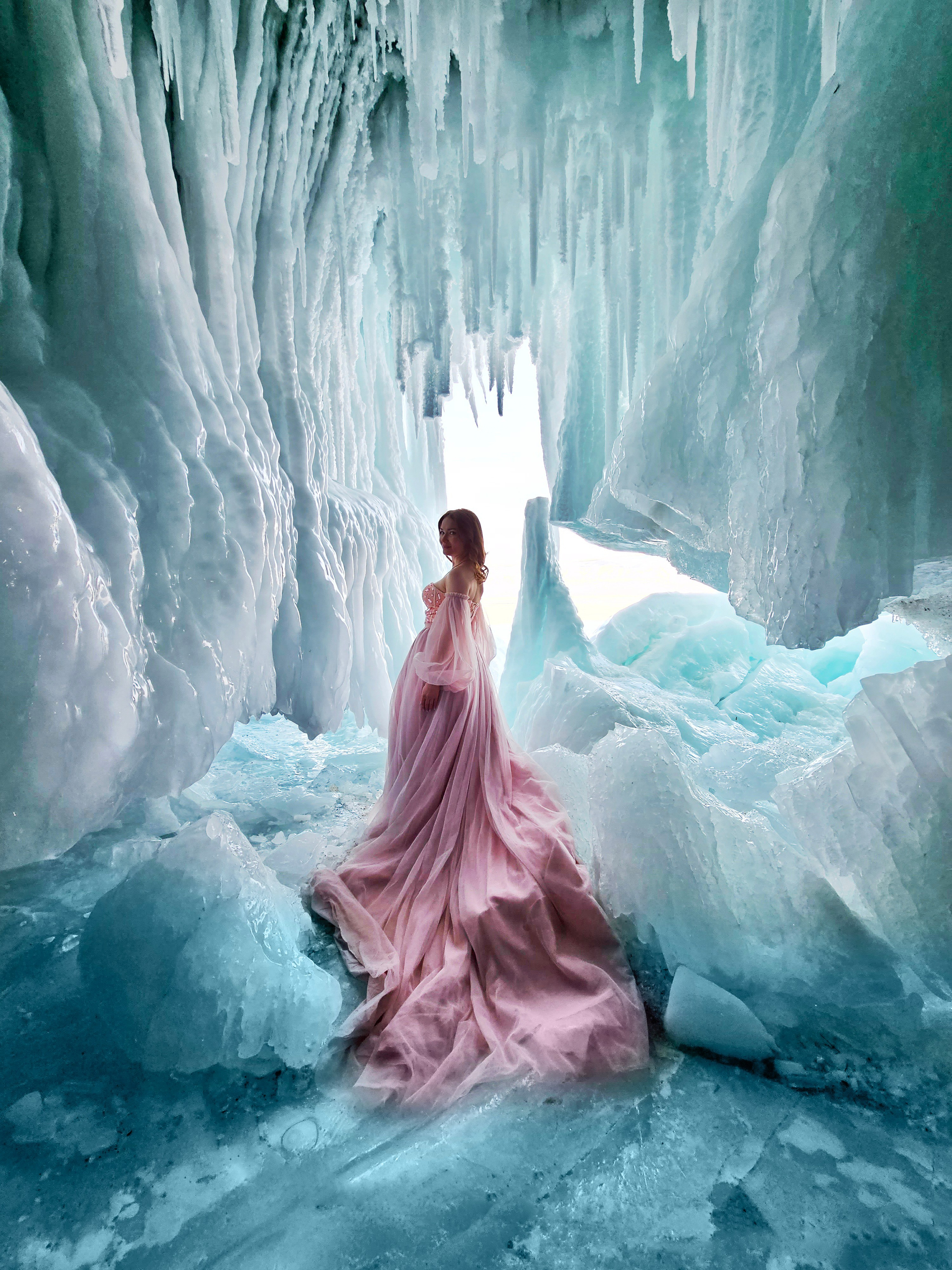 Тур на Байкал с фотографом фотосессия в розовом платье из фатина со шлейфом