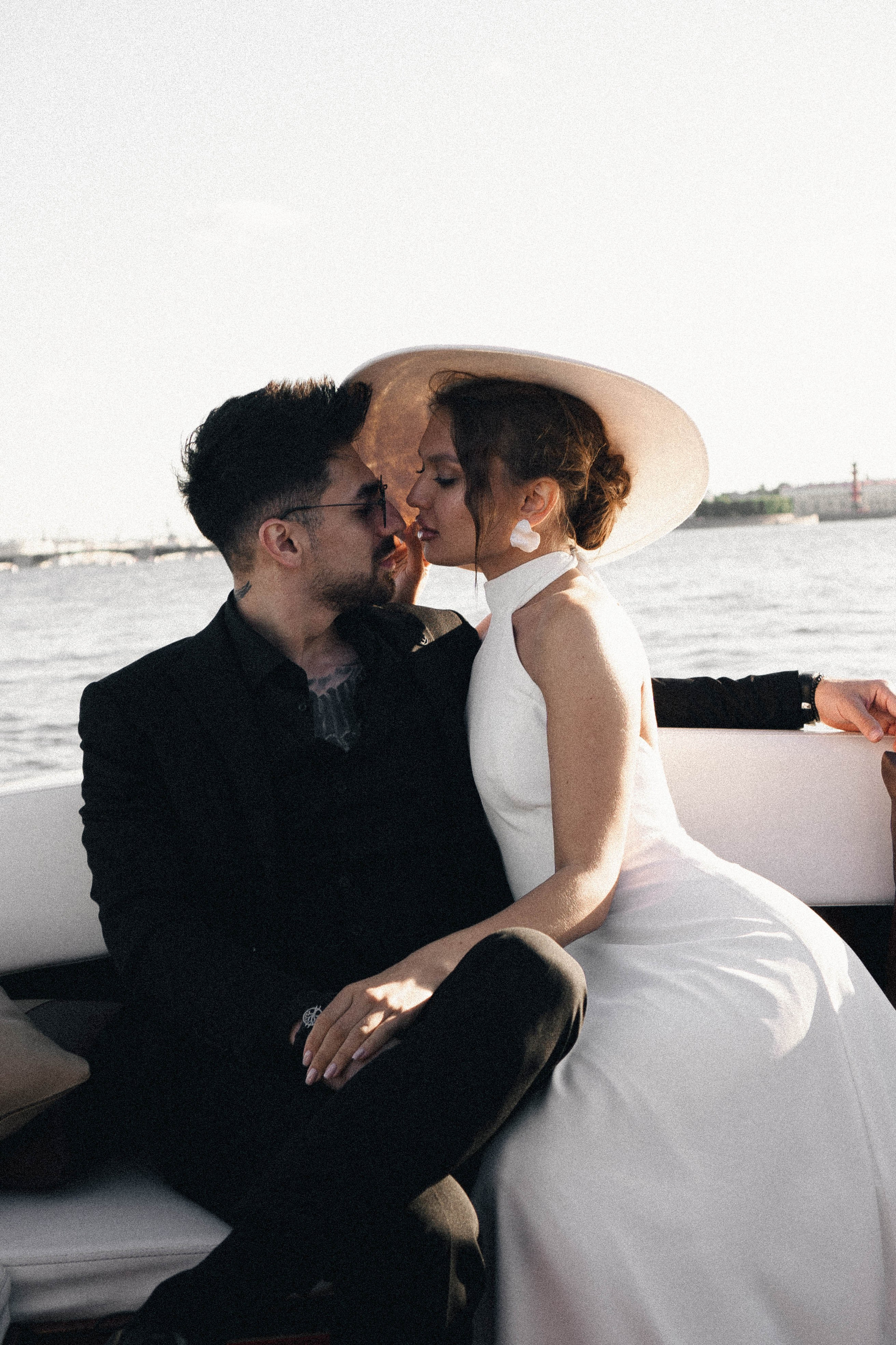 СВАДЕНБНАЯ СЬЕМКА НА КАТЕРЕ ПО КАНАЛАМ САНКТ-ПЕТЕРБУРГА И В АКВАТОРИИ НЕВЫ. Профессиональный фотограф, Санкт-Петербург — Виктория Богомолова