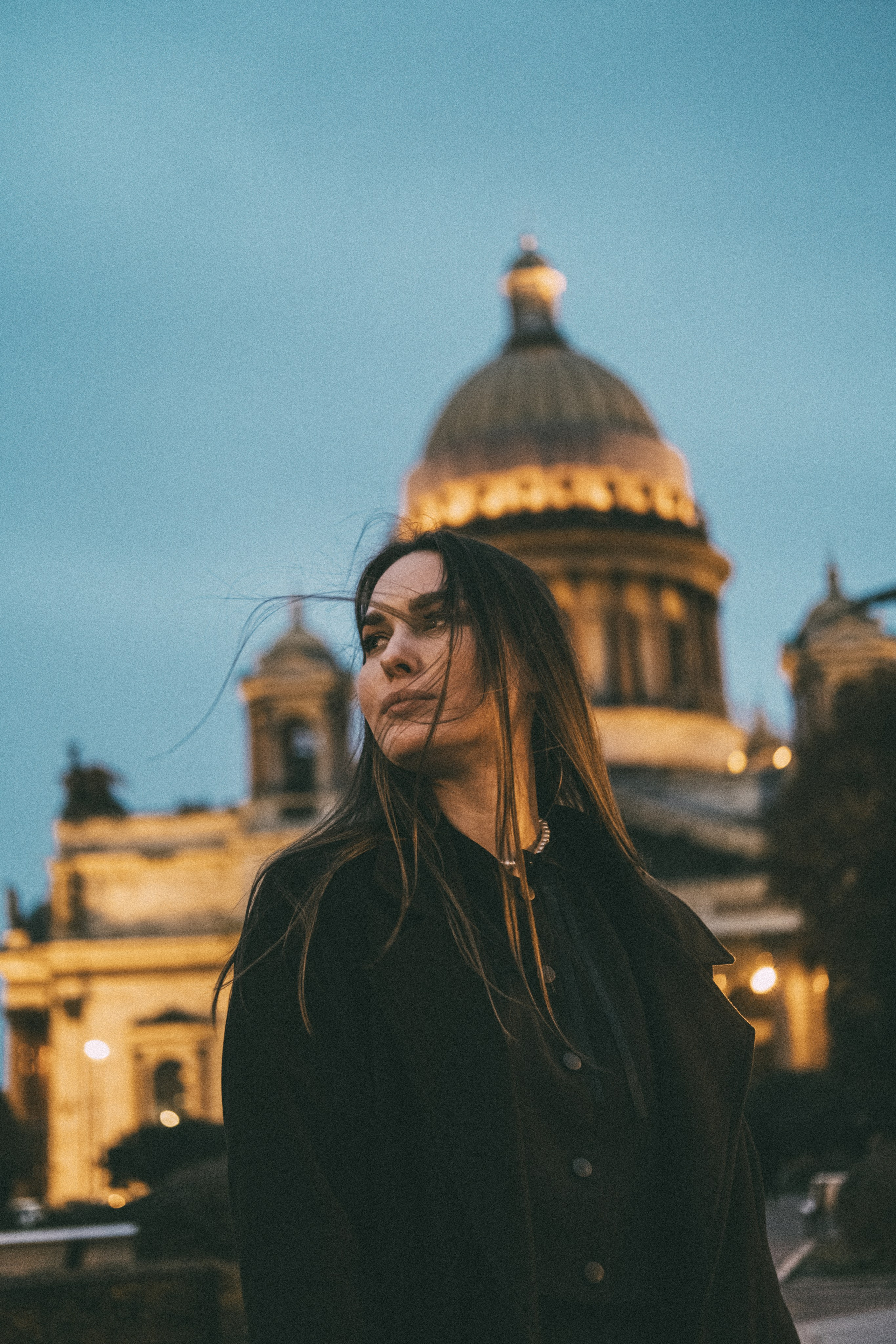 Девушка в ночной фотосъемке возле Исаакиевского собора