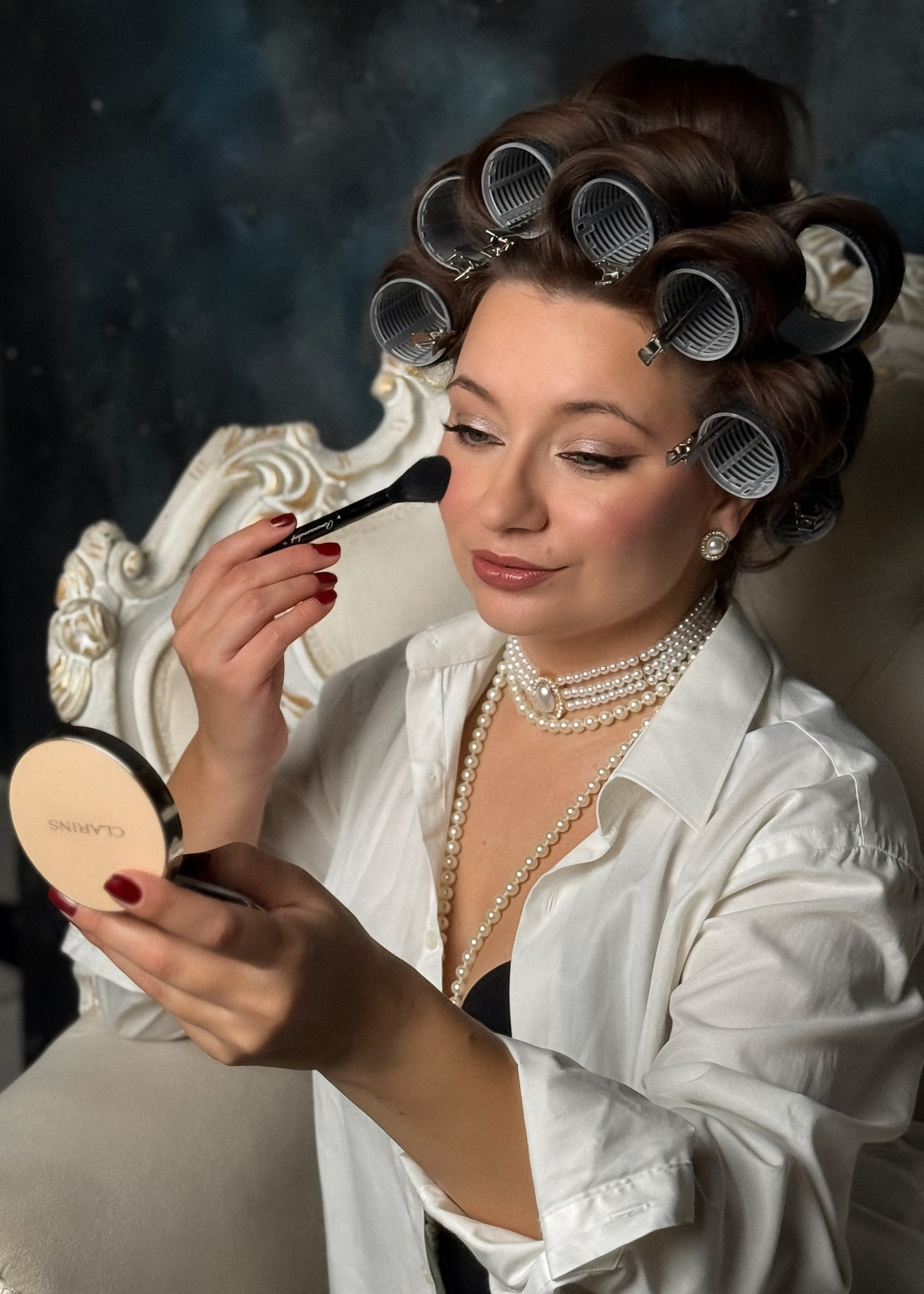 фото девушки в бигудях