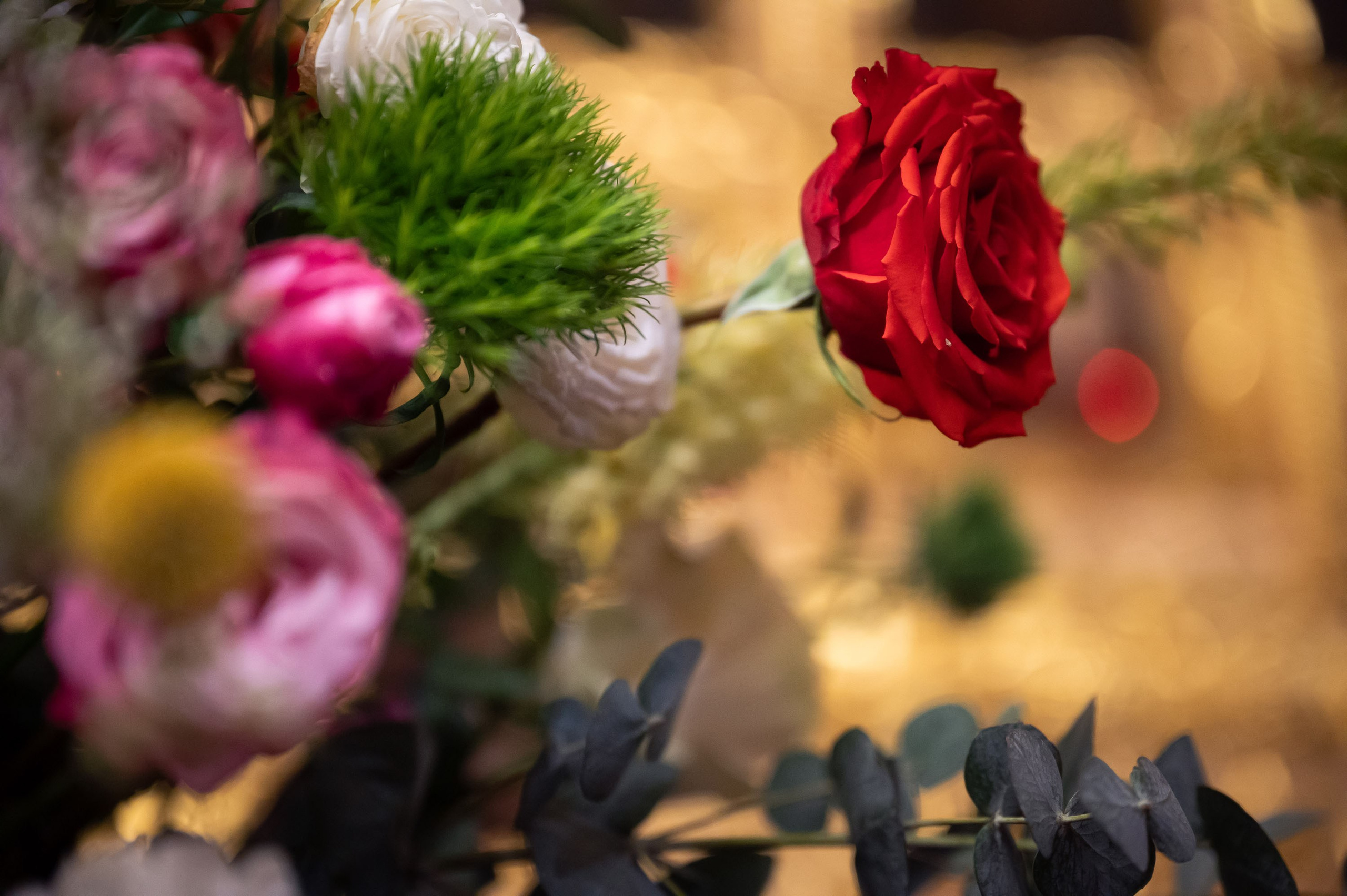 Храм Преображения Господня в Богородском. Цветы на Пасху. Антон и Татьяна Денисенко — В храме