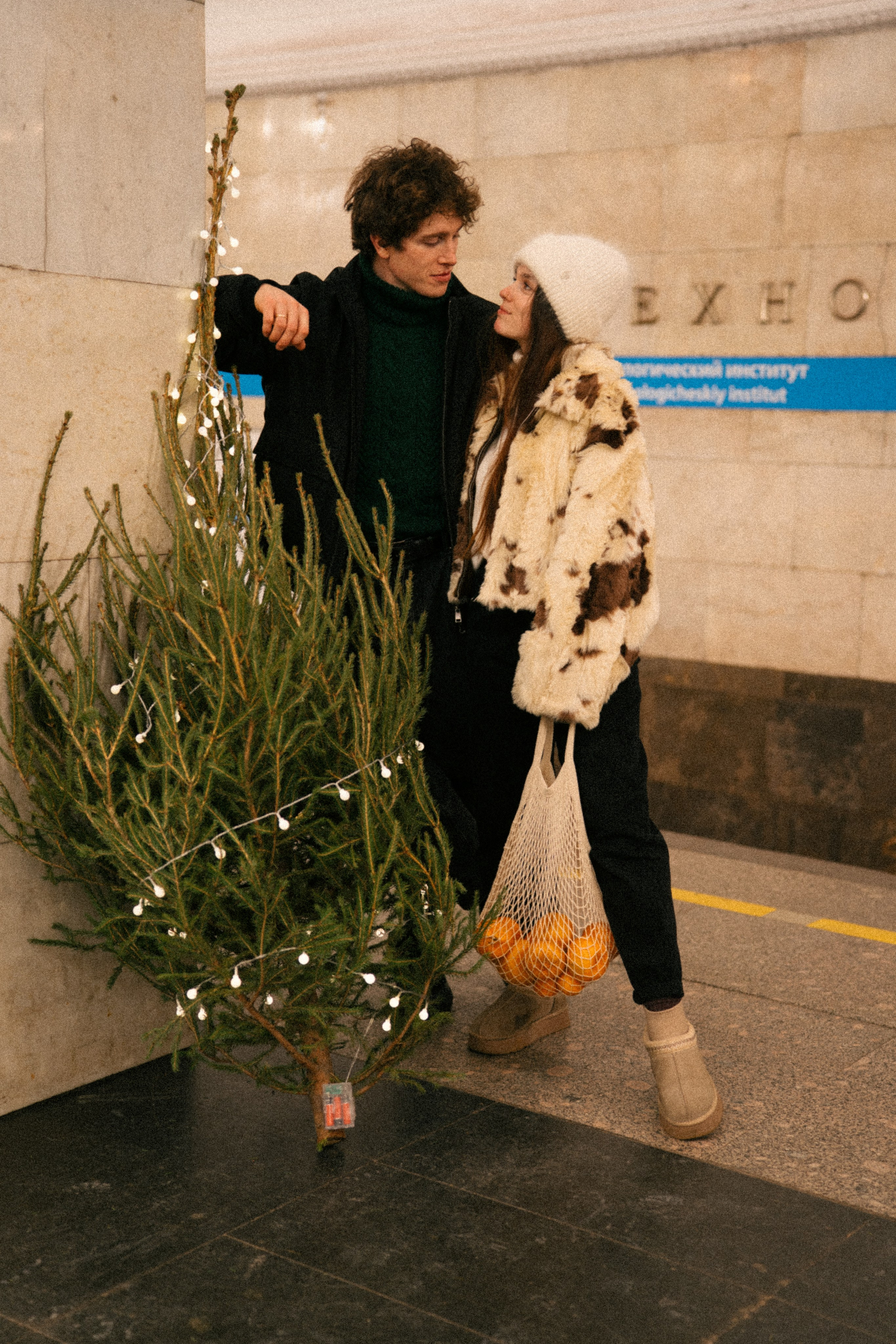 НОВОГОДНЯЯ ПРОГУЛКА ПАРЫ ПО ЧЕРНЫШЕВСКОЙ ПЕРЕД НОВЫМ ГОДОМ. Профессиональный фотограф, Санкт-Петербург — Виктория Богомолова