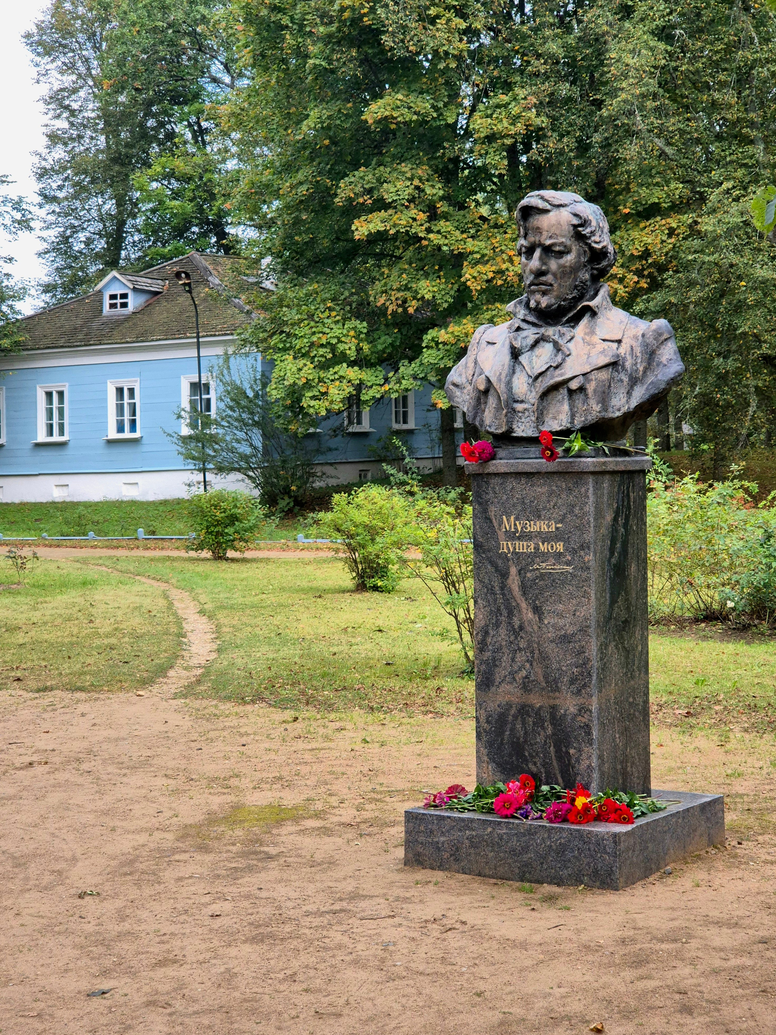 Усадьба аккуратная, ухоженная. В большом зале проходил концерт