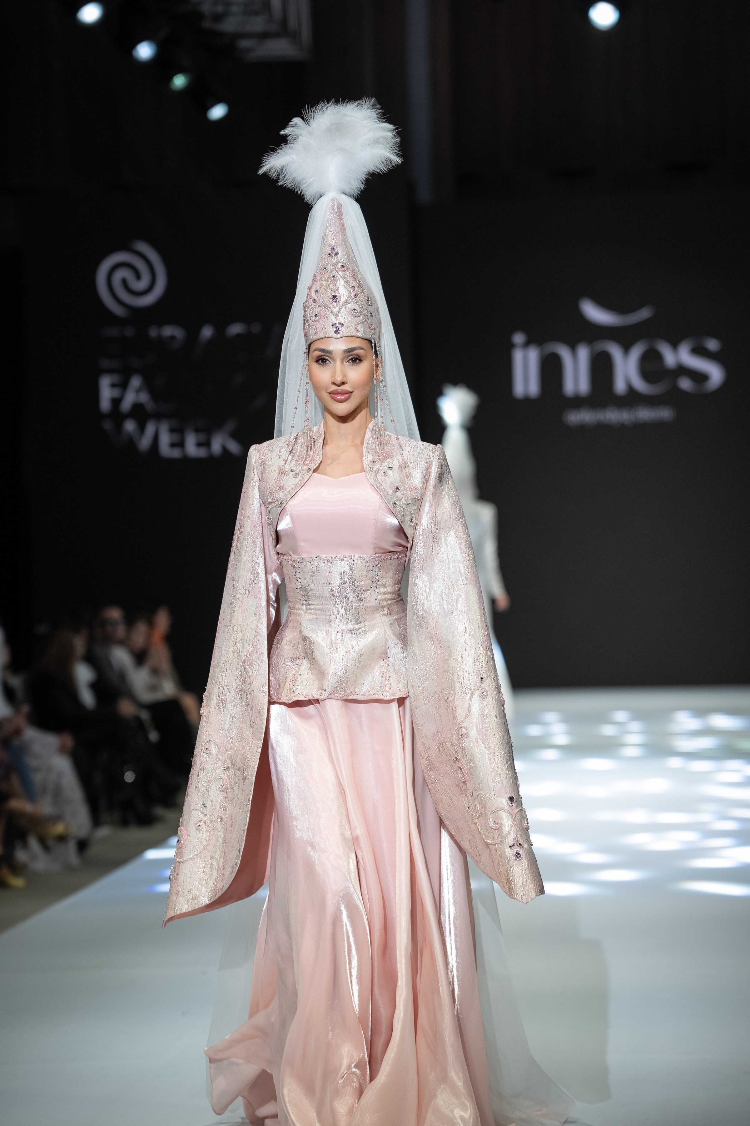 EURASIAN FASHION WEEK Innes. Сайт Алматинского НЮ АРТ, будуар и фэшн фотографа Дениса Карпенко