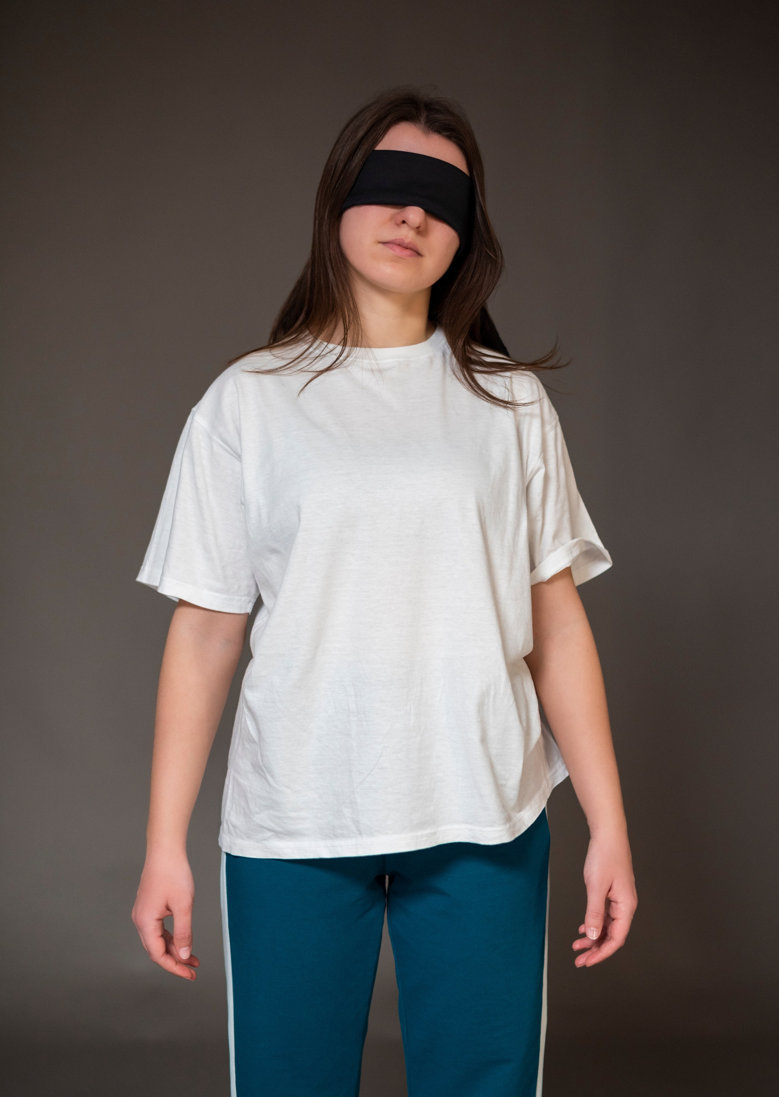 Фотопроект самоизоляция, сомнамбула, сновидческие видения, философия, одиночество, арт-фотография. девушка в повязке на глаза