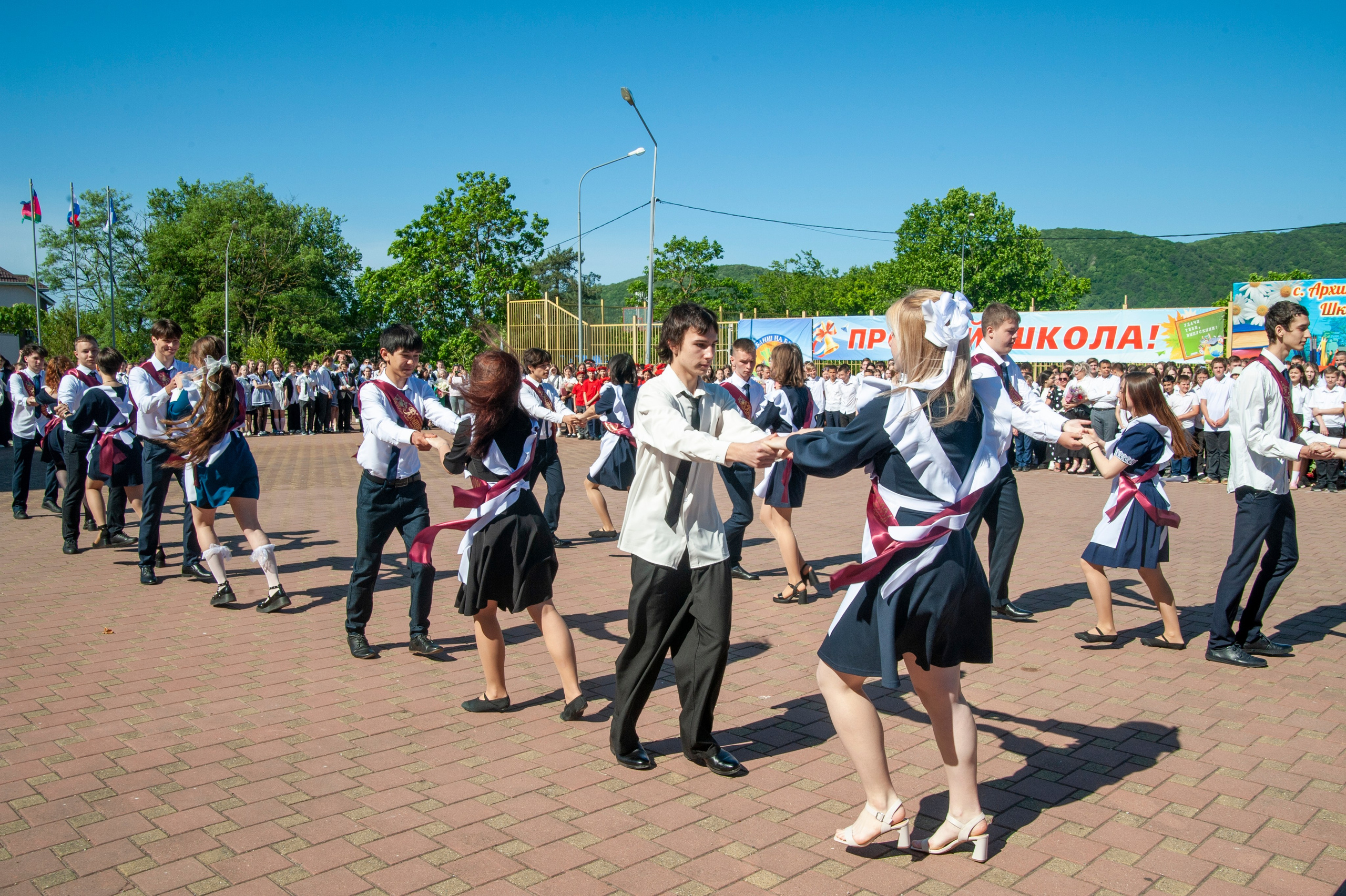 Последний Звонок МАОУ СОШ № 17 им. Эдуарда Есаяна — Архипо-Осиповка. Свадебный и семейный фотограф Денис Лукьянов в Краснодаре, Краснодарском крае и Республике Крым