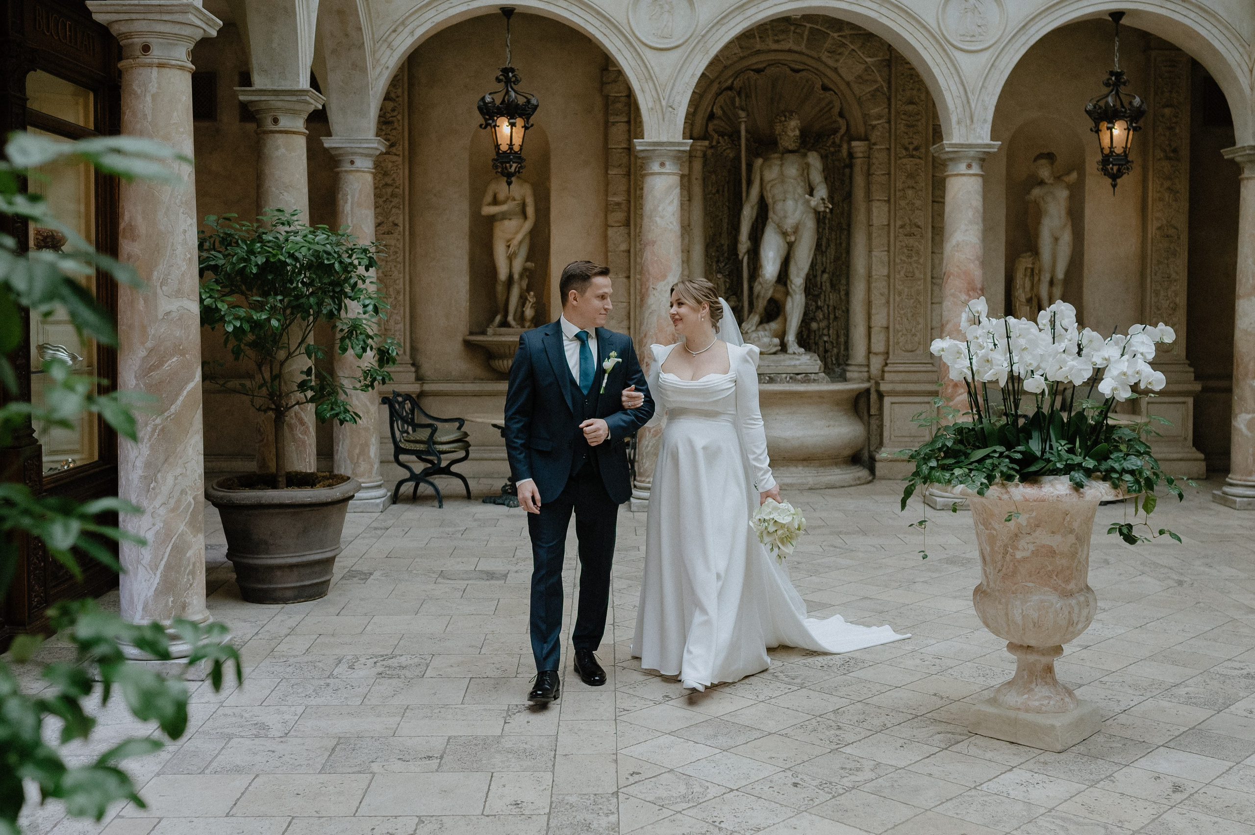 Свадебные сборы и фотосессия в отеле St. Regis. Свадебный фотограф Москва — Сергей и Татьяна