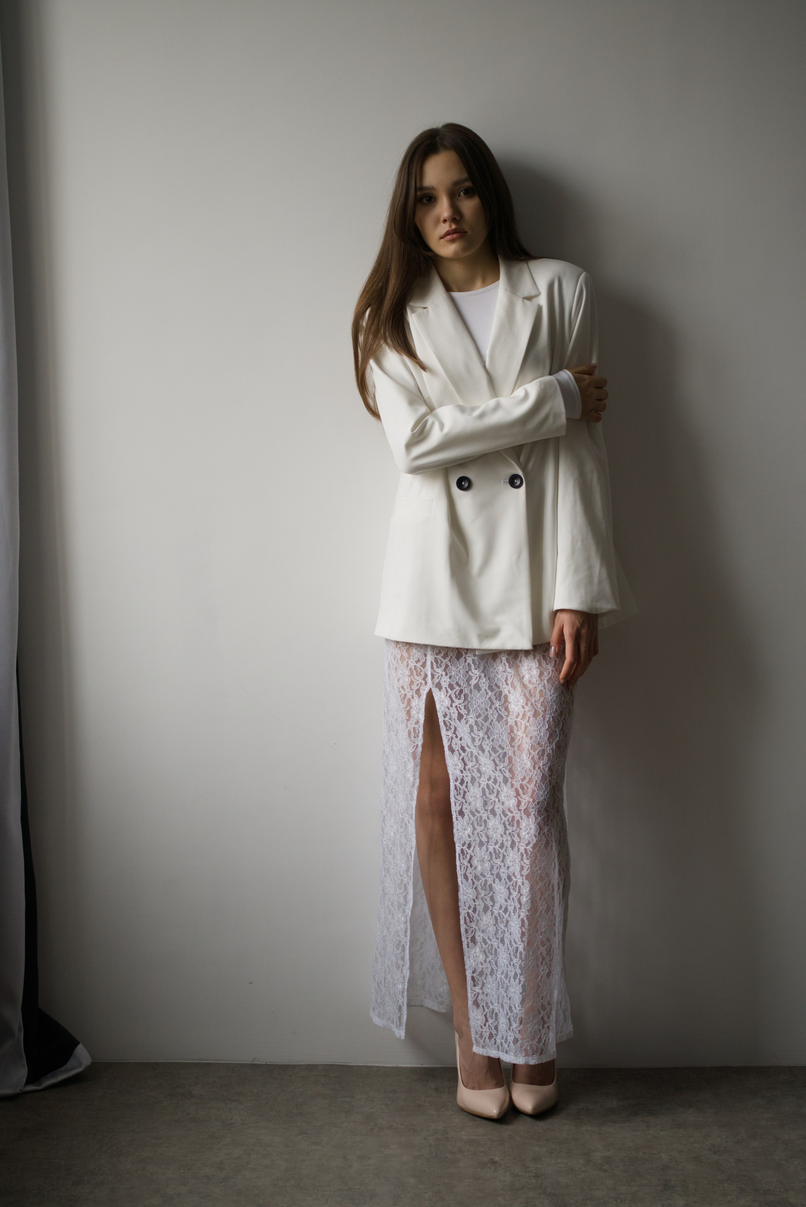 У окна в белом на белом. Мир глазами Саши Д