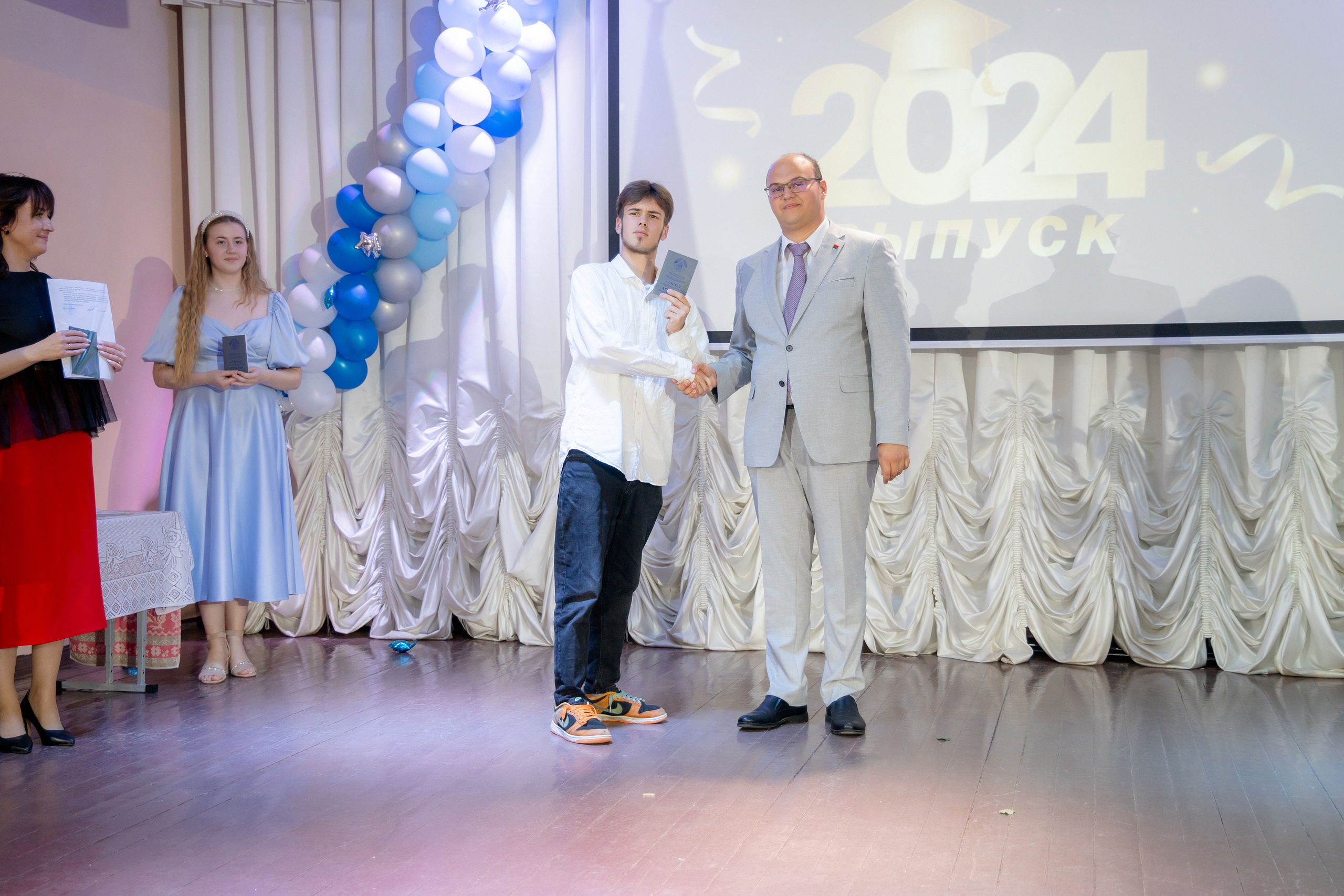 Школьный выпускной 2024 год в Соколе (Минск). Свадебный фотограф в Минске/Беларуси Сергей Спиридонов