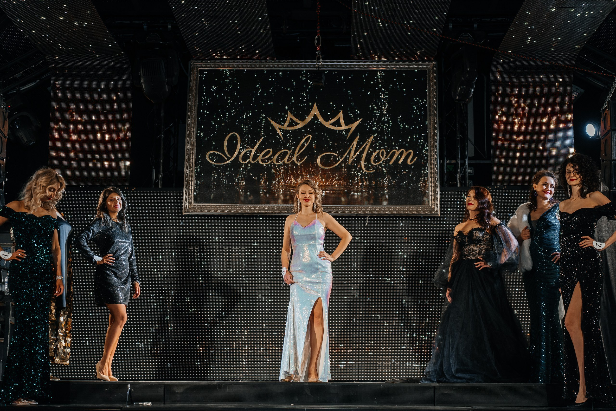 Идеальная мама. Для тех, кто не ждёт удачи, а создаёт её. Каждая фотосессия — это твой момент, твой стиль, твой успех. 📸