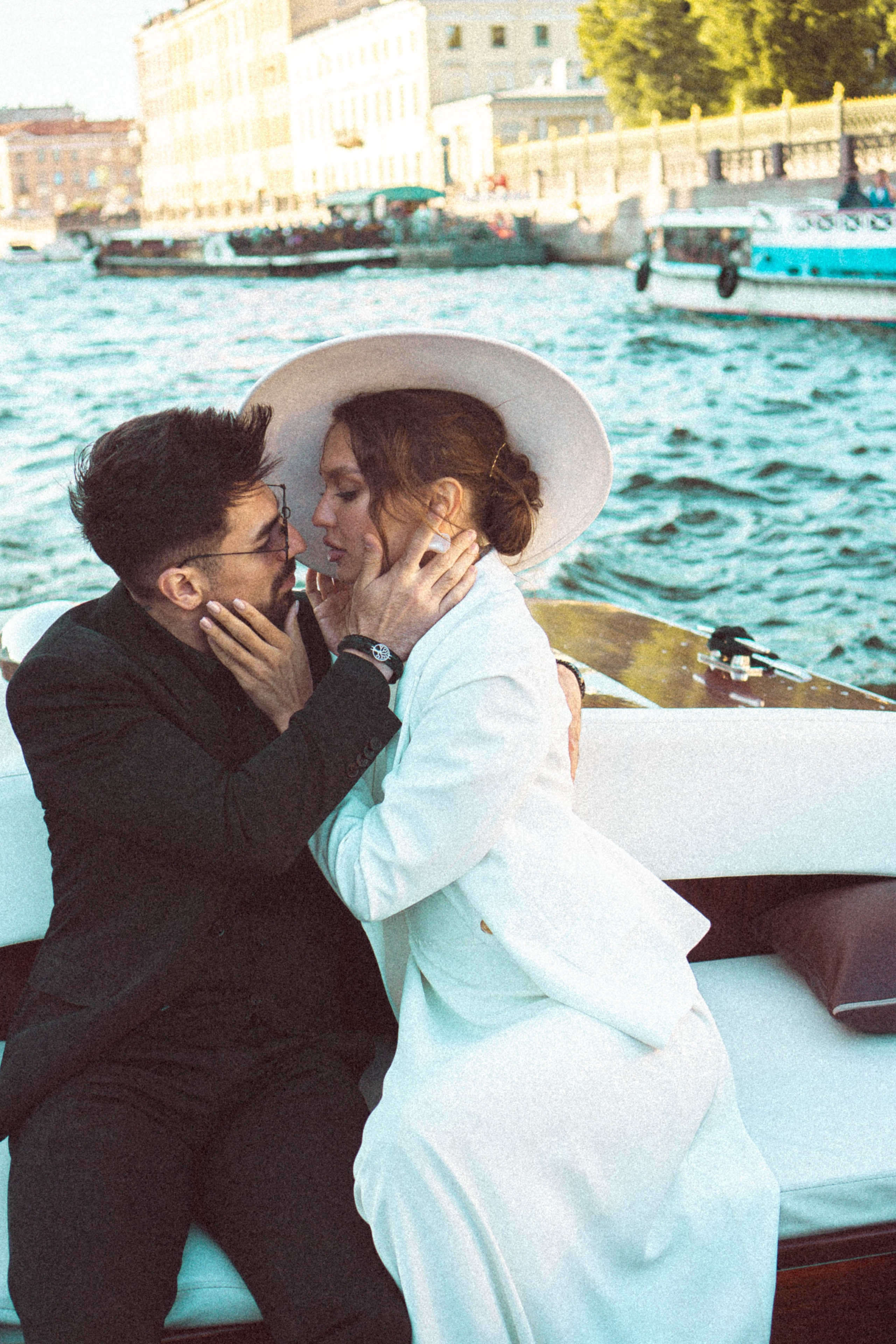 СВАДЕНБНАЯ СЬЕМКА НА КАТЕРЕ ПО КАНАЛАМ САНКТ-ПЕТЕРБУРГА И В АКВАТОРИИ НЕВЫ. Профессиональный фотограф, Санкт-Петербург — Виктория Богомолова