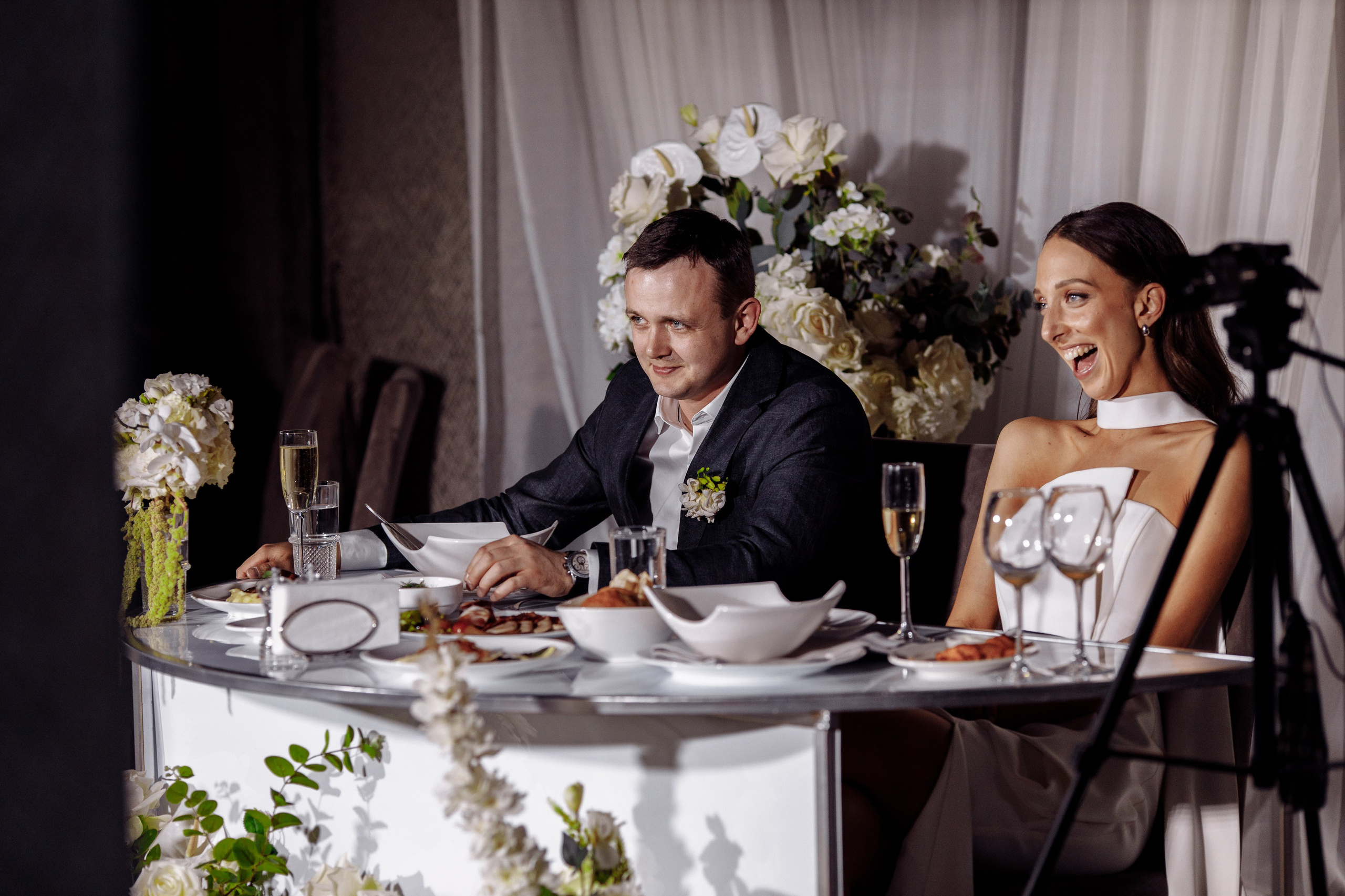 Свадебная фотосессия красивый банкет. Свадебный фотограф в Екатеринбурге Илья Корсаков