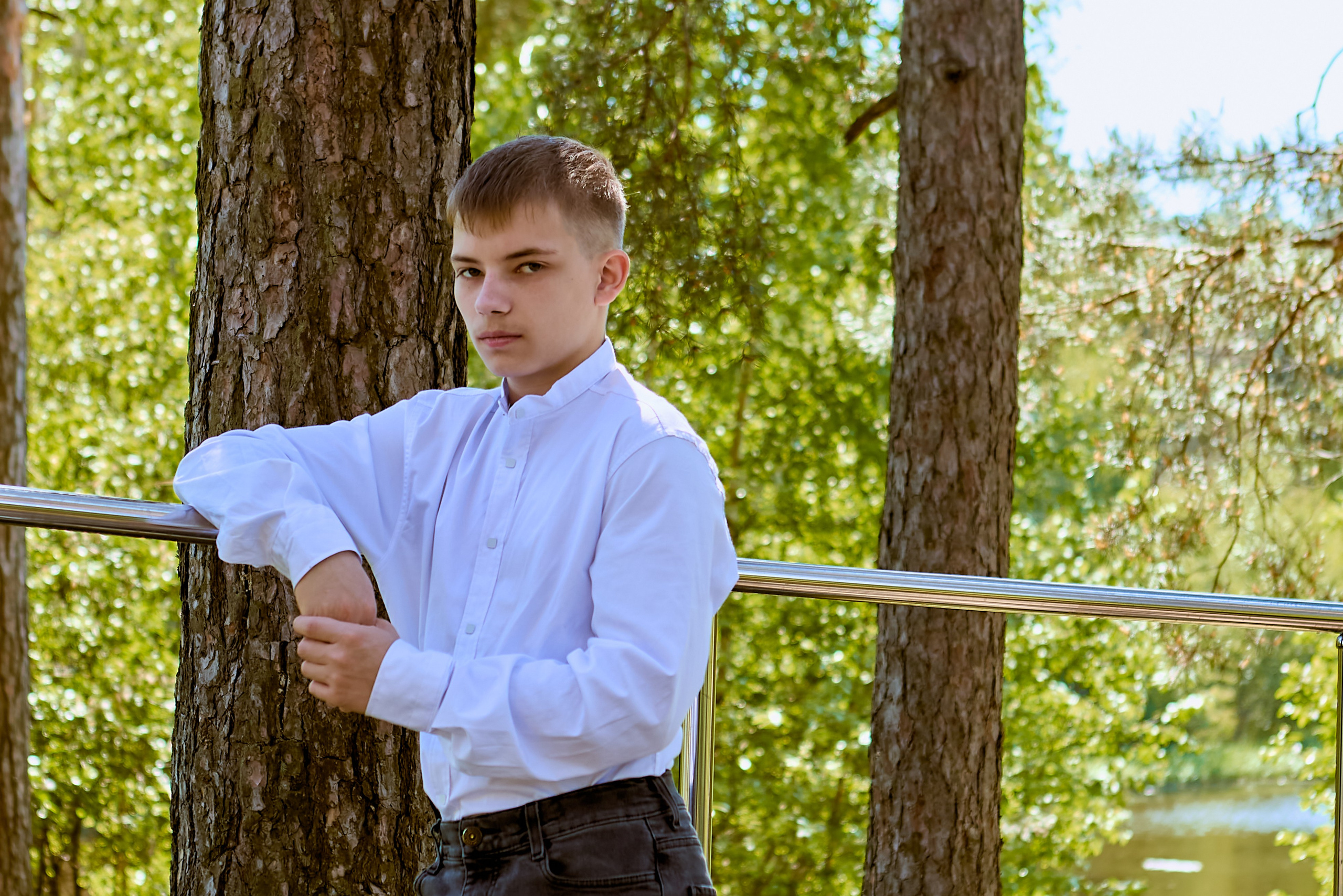 Девятиклассник на творческой прогулке — символ надежды и духовного роста, кадр Николая Голованова, г. Дзержинск.