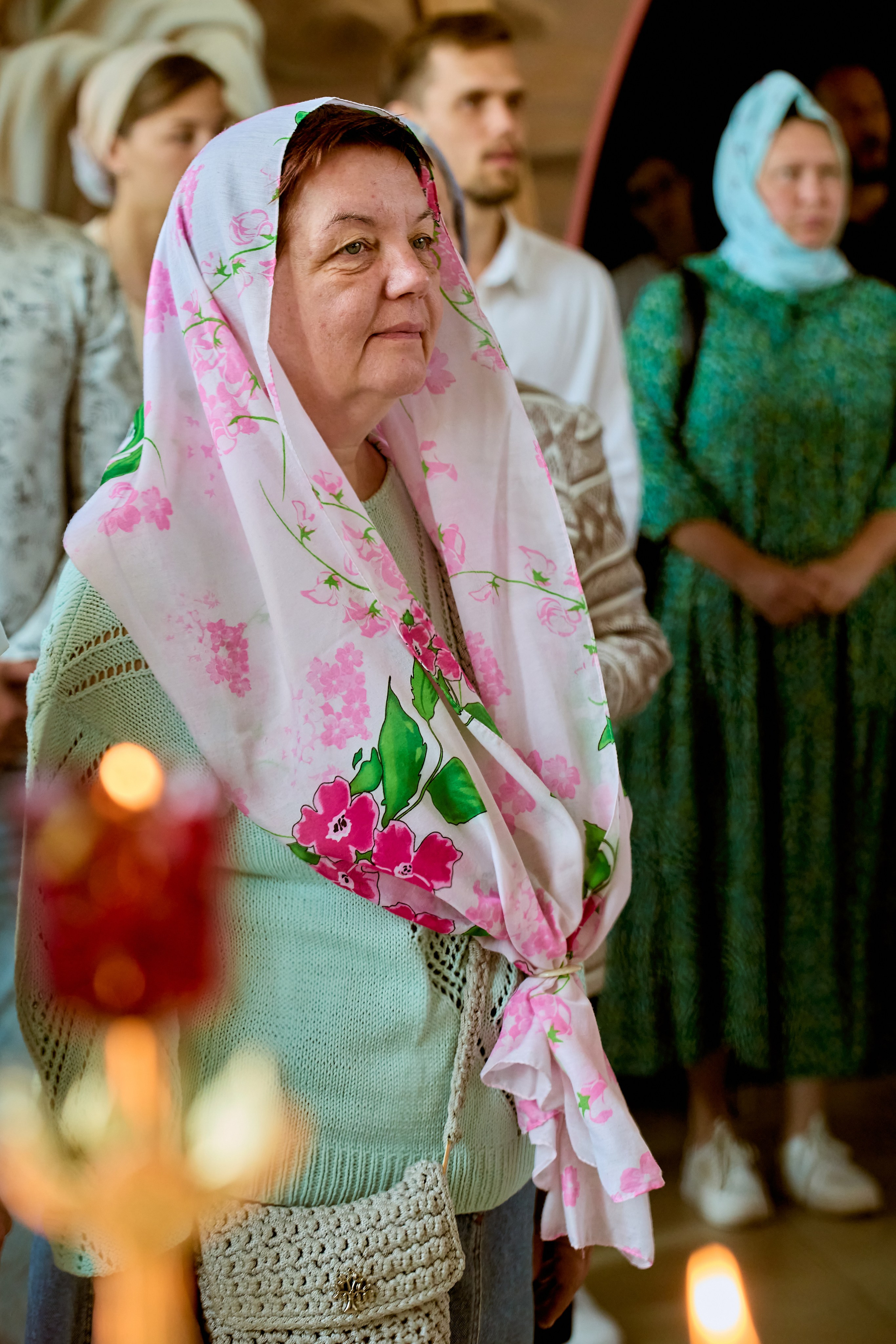 Храм преподобного Серафима Саровского в Дзержинске портрет женщины на богослужении