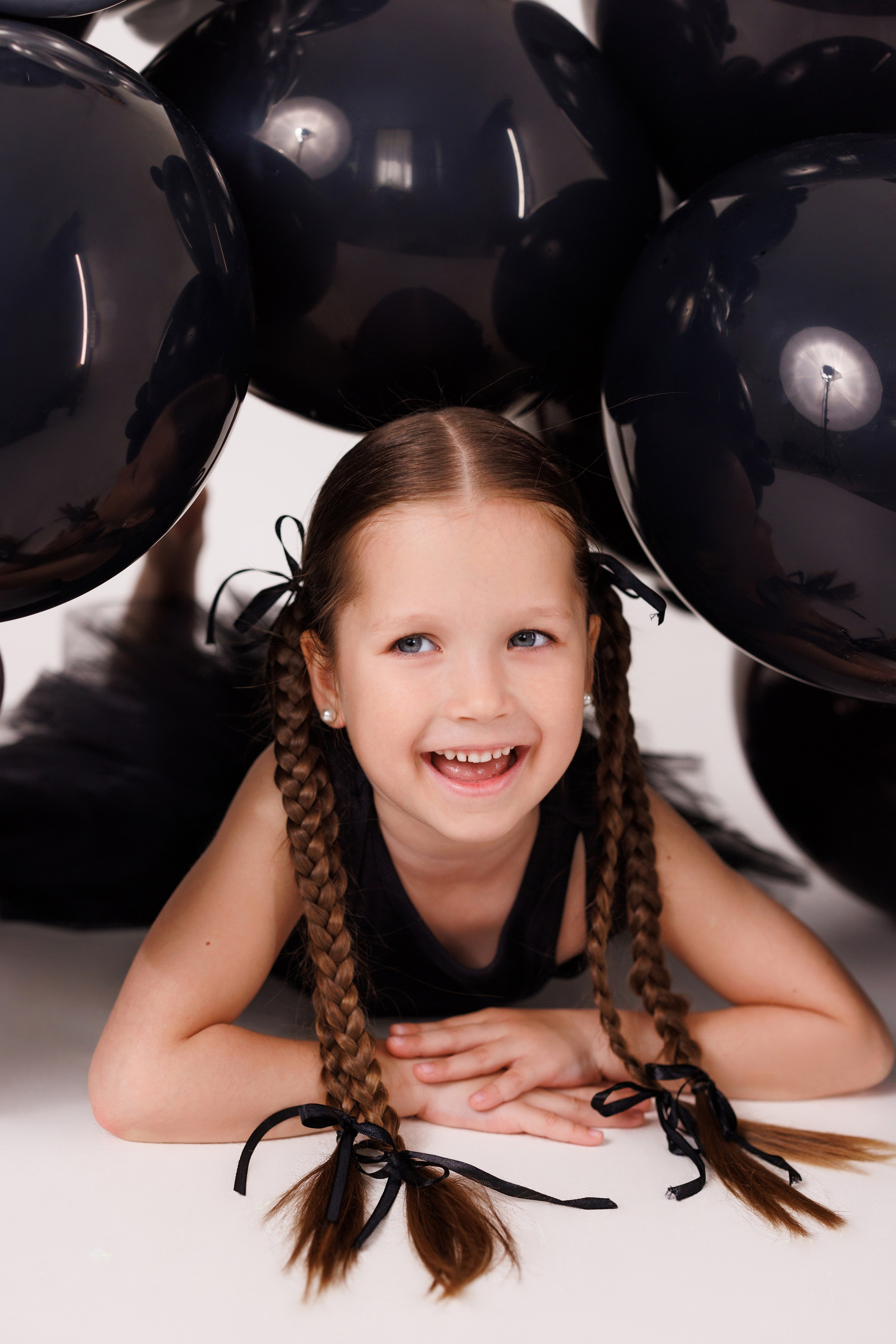 Стильная детская фотосессия с собачками из шариков, для девочек и мальчиков. Семейный и детский фотограф в Краснодаре Анна Трашкова