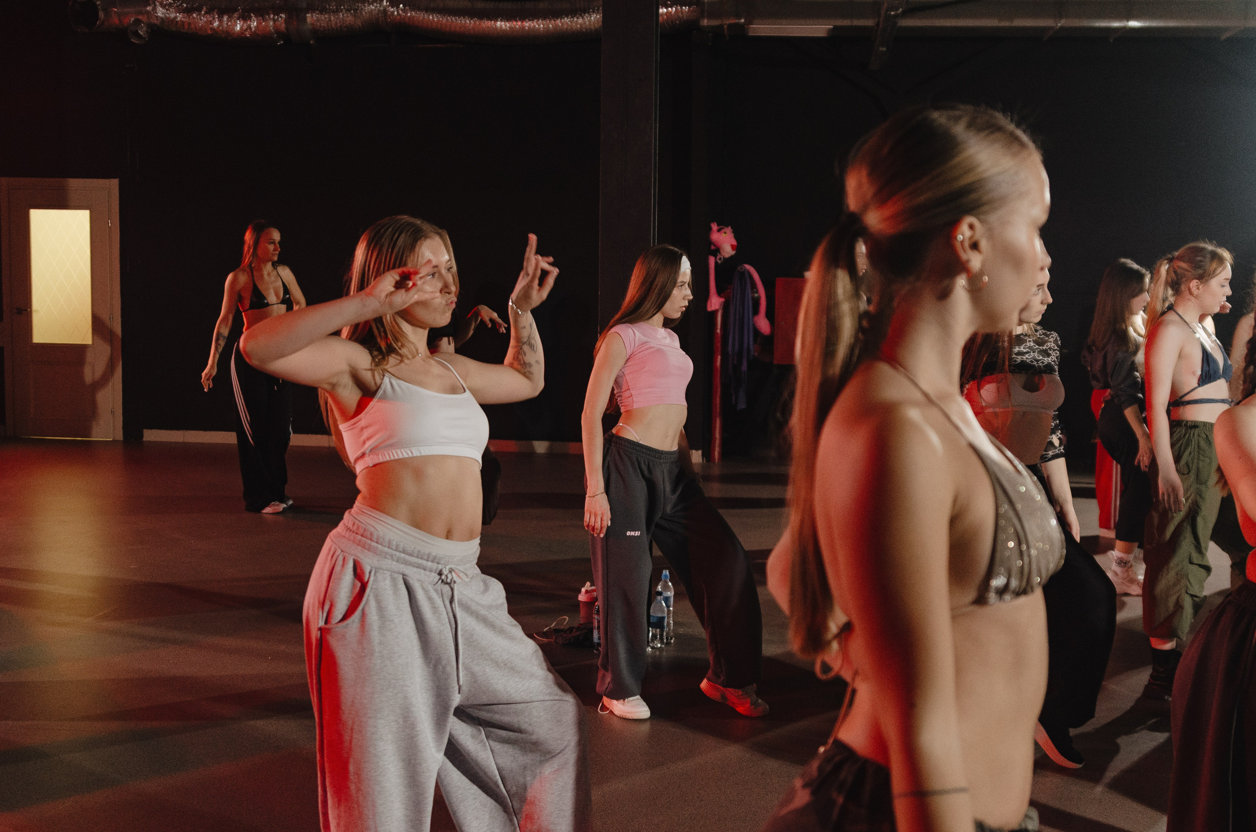 Мастер-классы по High Heels/Girly hip-hop от Оксаны ATTA. Денисова Аля — фотограф для парных съемок и индивидуальных историй в Барнауле