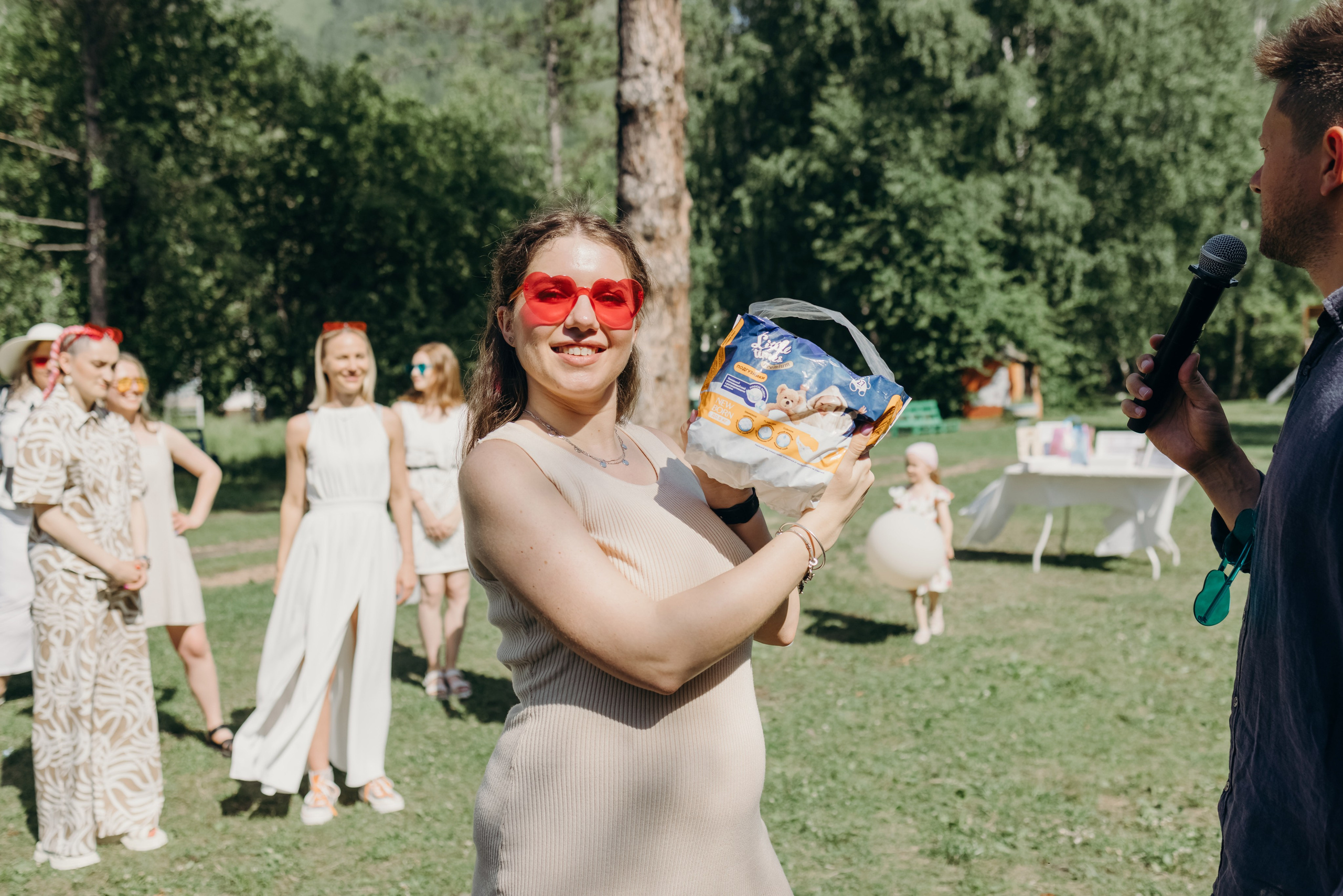 Беременная девушка бросает подгузники чтобы узнать кто из подруг следующая забеременнеет