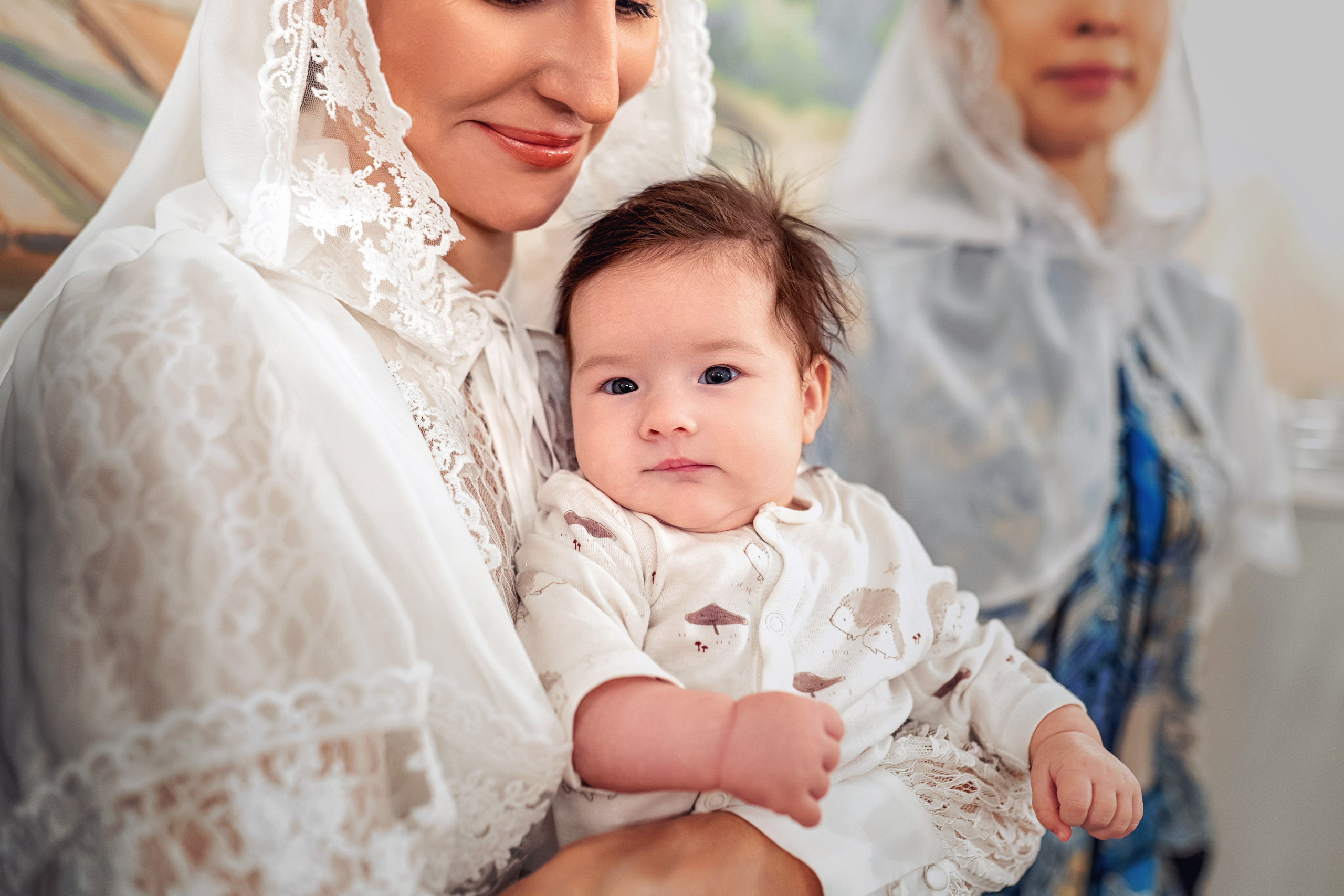Крещение ребенка в храме Петра и Февронии в Покровском монастыре. Фотограф \ Видеограф на Крещение, Венчание Москва| Семейные съемки