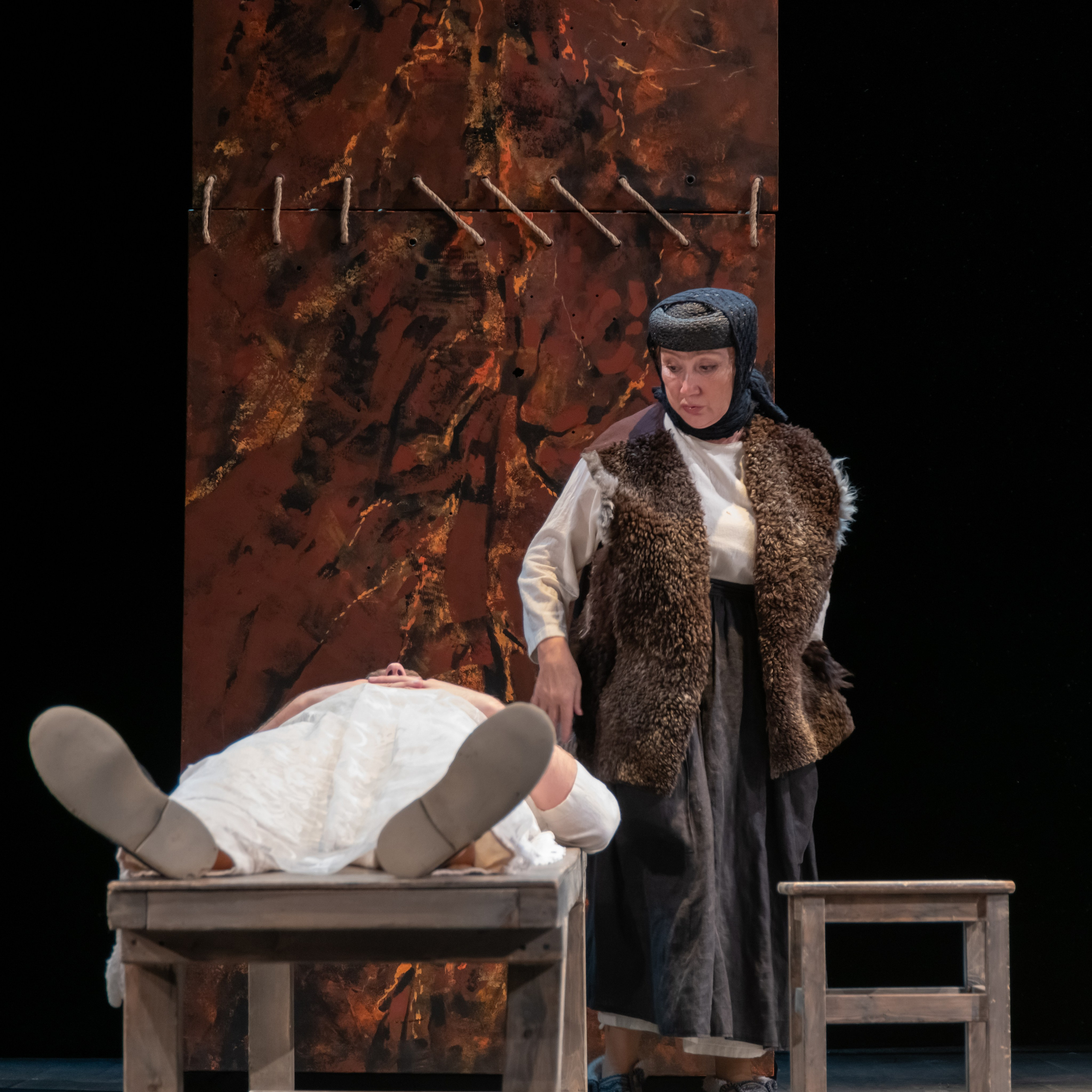 Сцена из спектакля "Кавказский меловой круг": заслуженная артистка Самарской области Наталья Носова в роли крестьянки (временной свекрови) и Сергей Булатов в роли Давида (мужа Груше Вахнадзе). Театральная постановка в театре "Самарская площадь" (Самара) - драматический эпизод семейных отношений в пьесе Брехта.