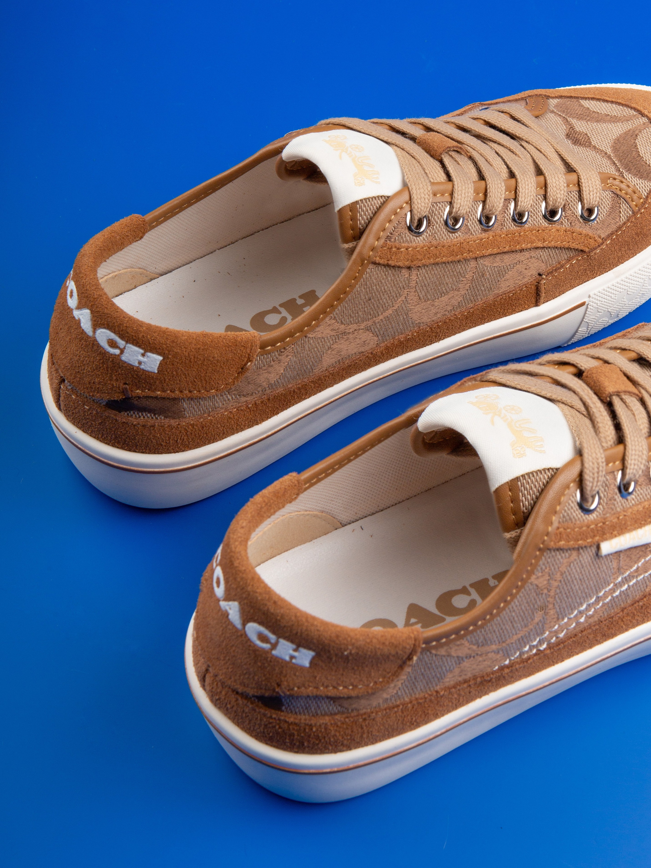 Обувь на цветных фонах. Фотограф Мария Кольцова