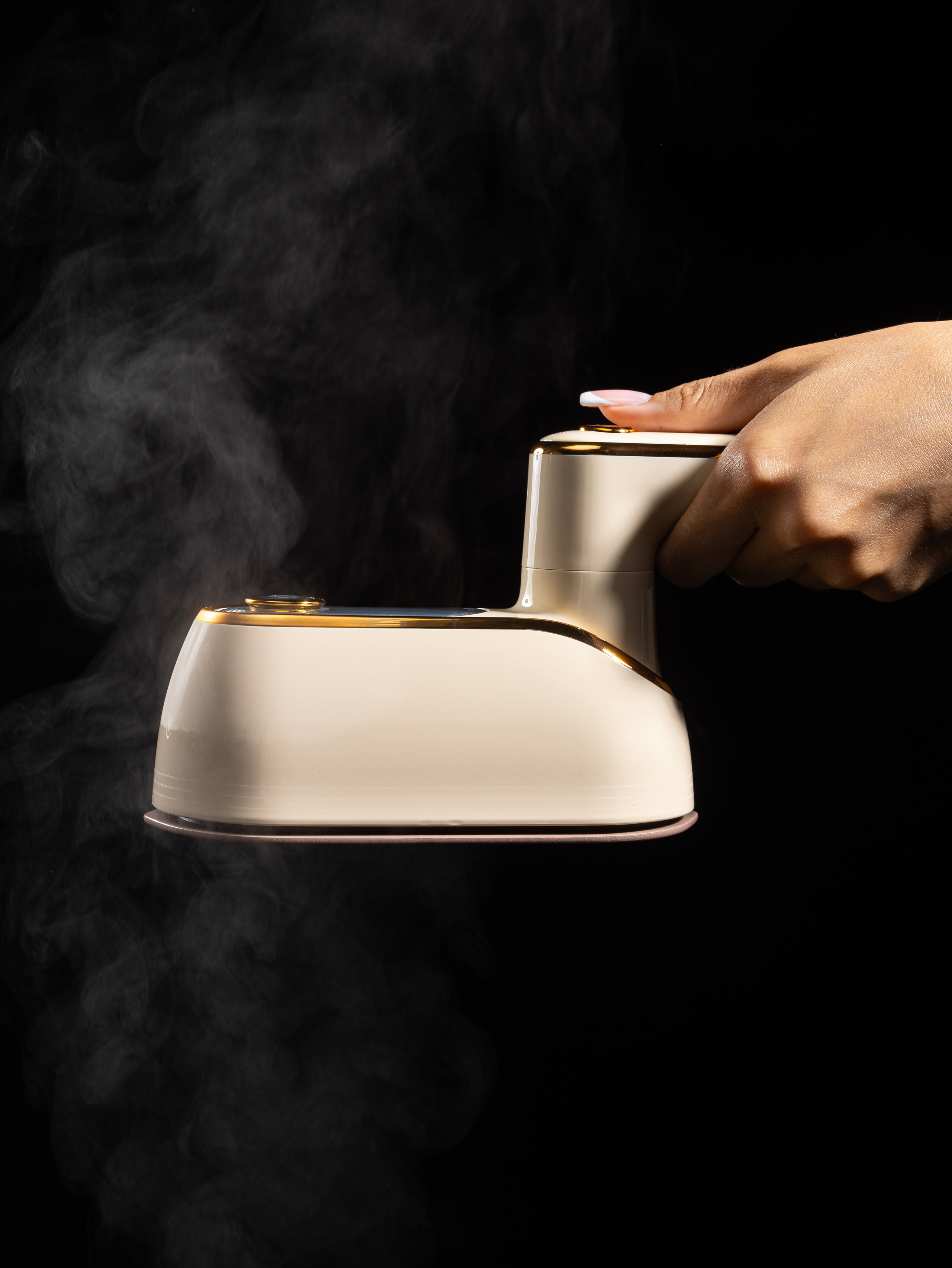 Предметная съемка мини отпаривателя. Фото для маркетплейсов в самых сочных локациях города Сочи