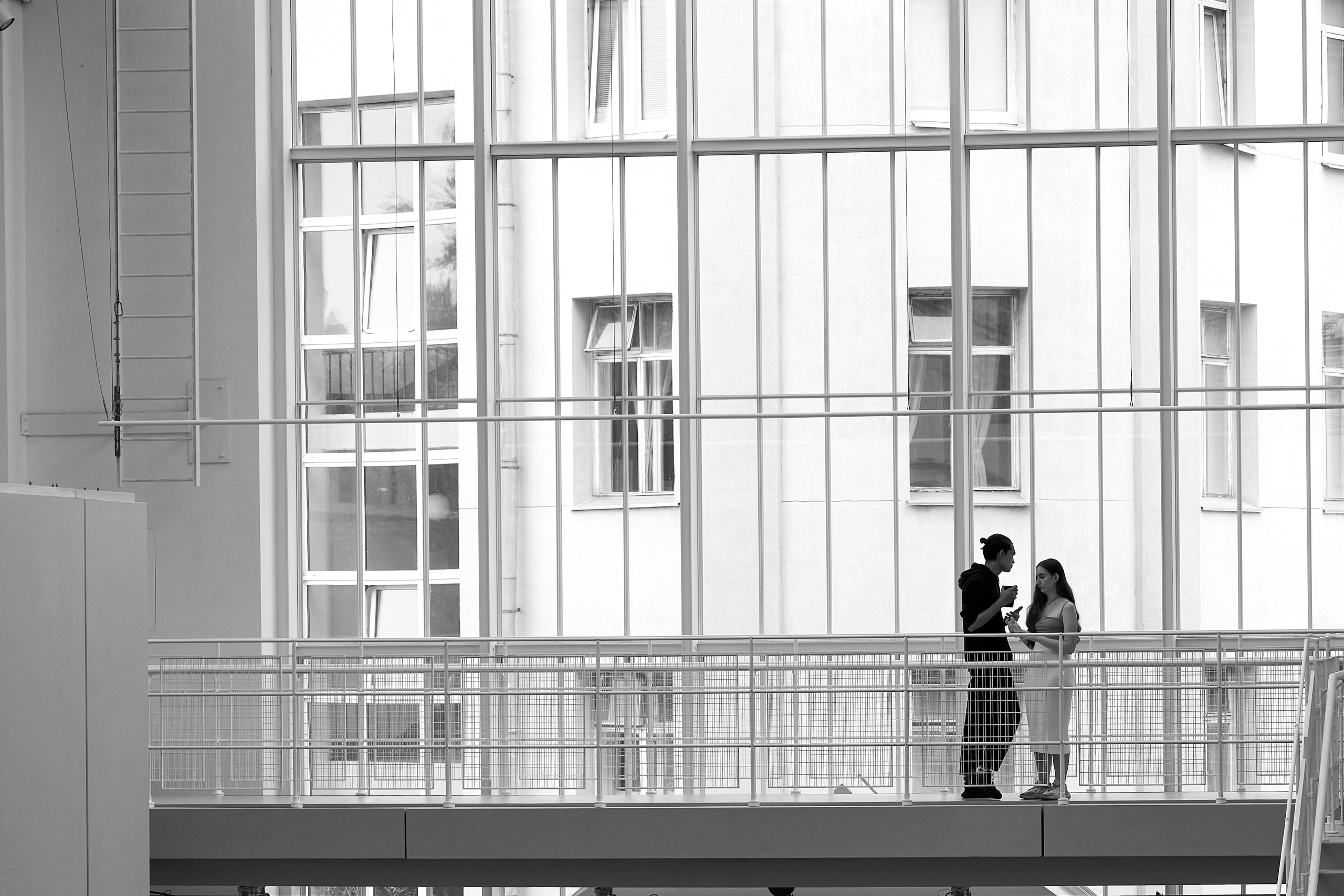 Двое молодых людей в ГЭС-2