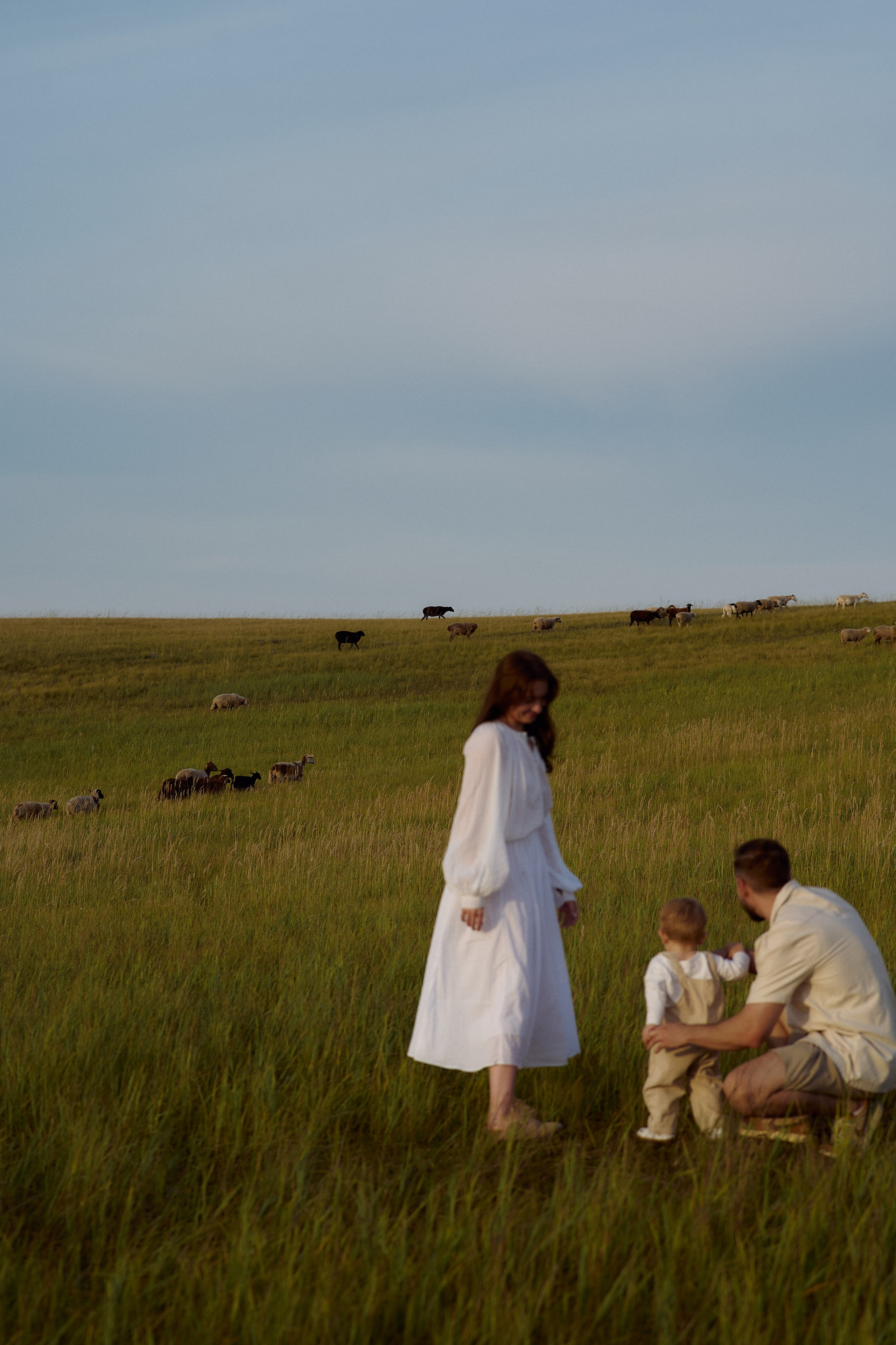 Шамиль, Аня и Марс в поле с барашками. Семейный и свадебный lifestyle-фотограф в Москве Мария Петрова