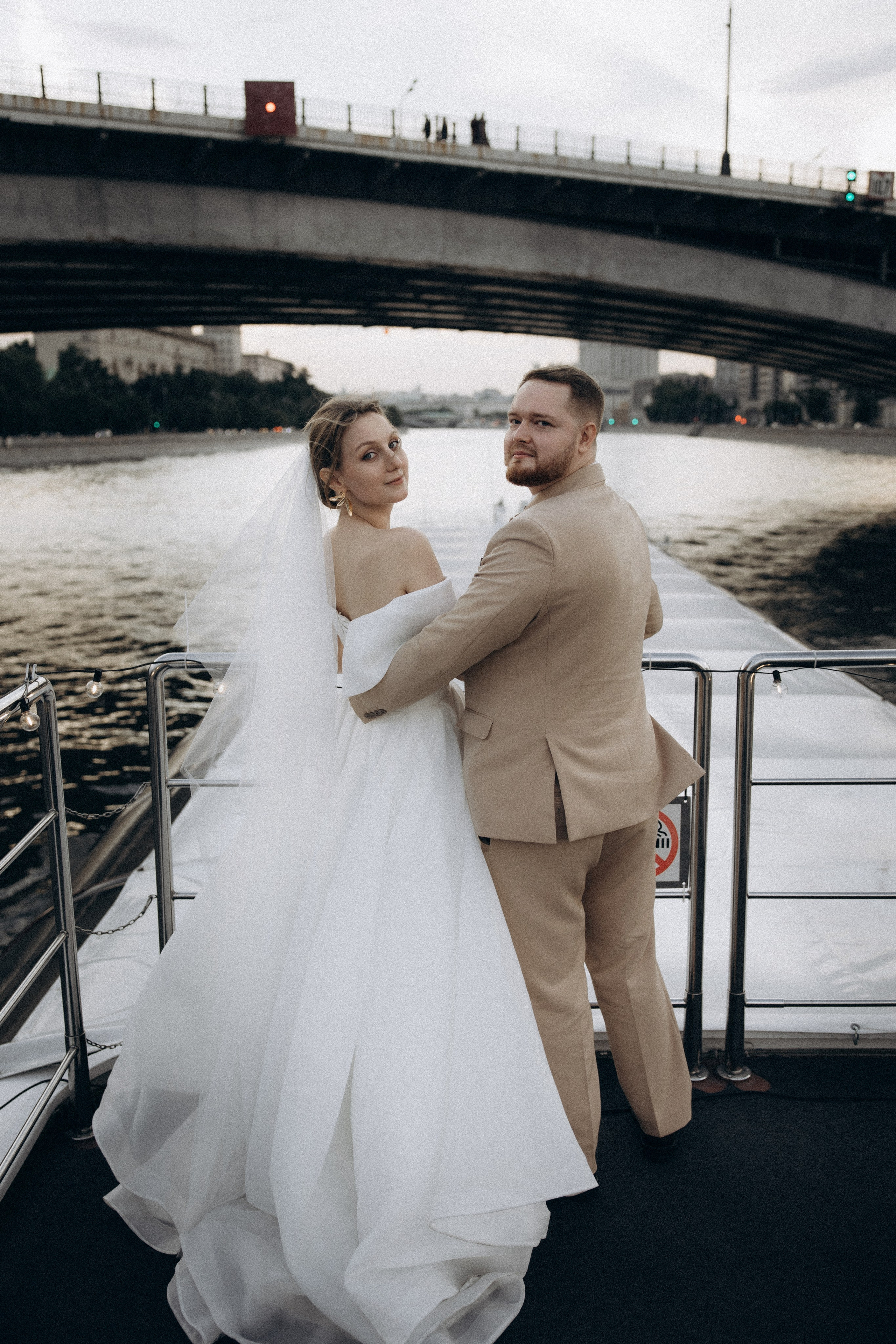 Утро невесты и свадебная фотосессия на теплоходе по Москве-реке