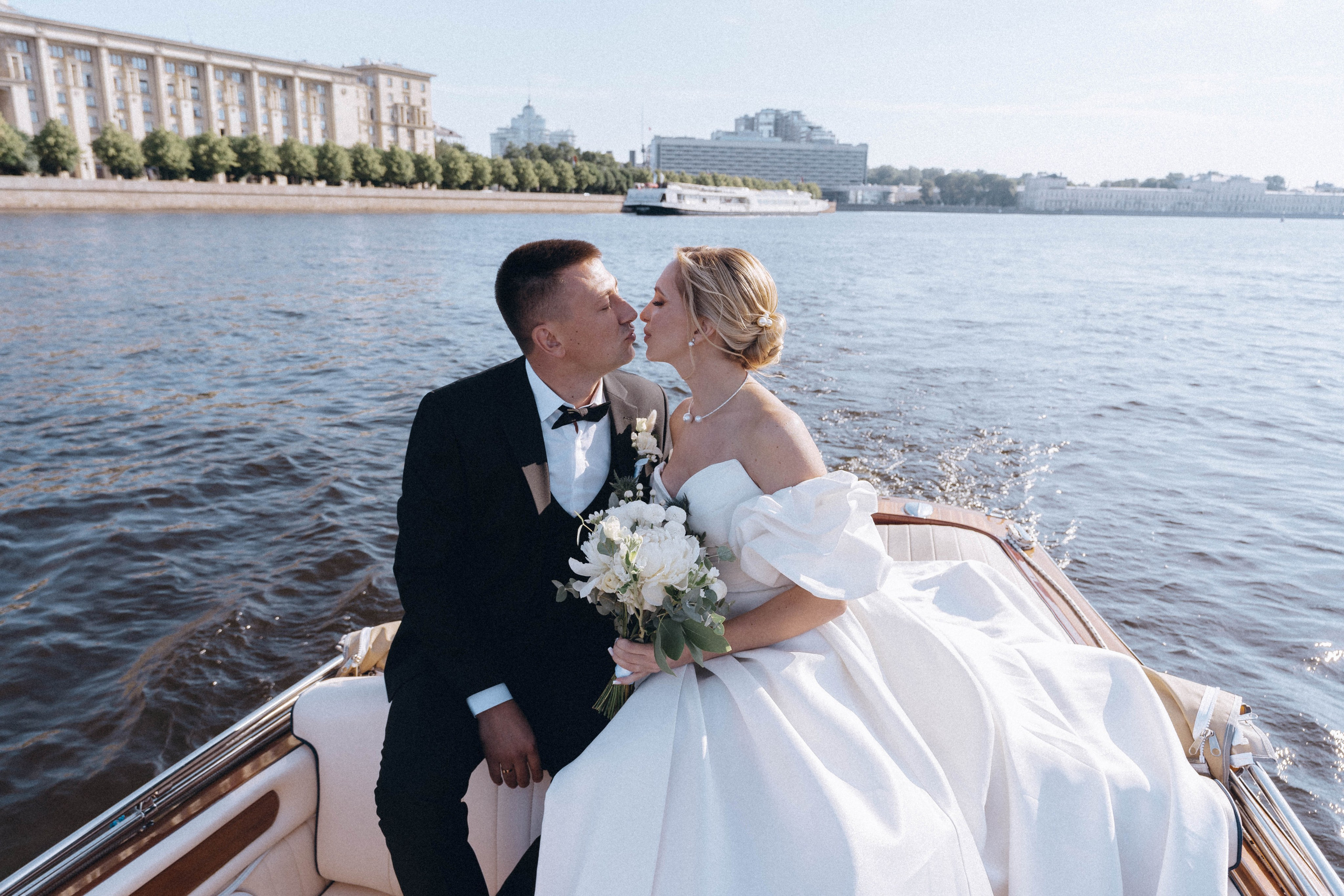 СВАДЕНБНАЯ СЬЕМКА НА КАТЕРЕ ПО КАНАЛАМ САНКТ-ПЕТЕРБУРГА И В АКВАТОРИИ НЕВЫ. Профессиональный фотограф, Санкт-Петербург — Виктория Богомолова