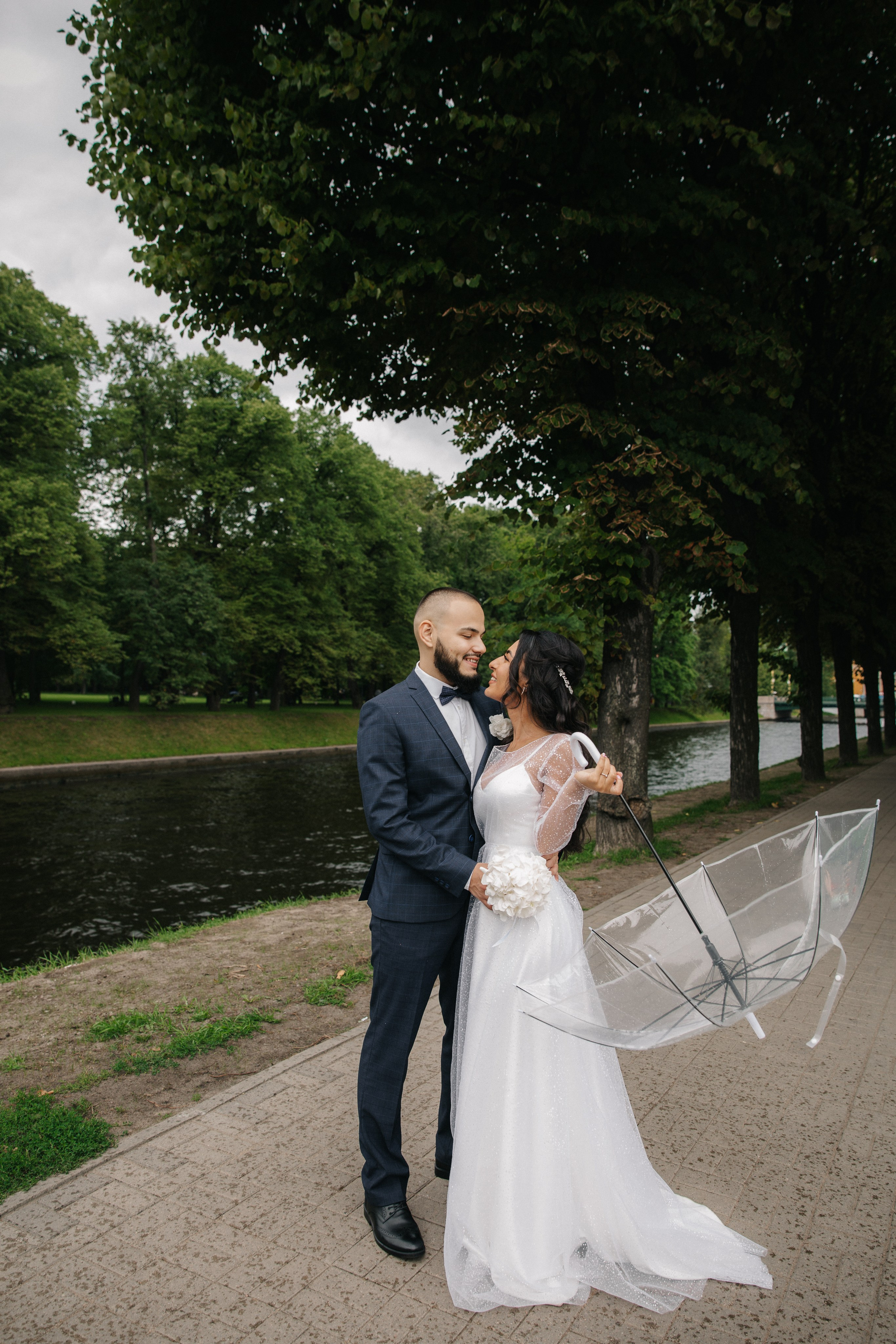 ВЫБОРГСКИЙ ЗАГС | июль, центр. Свадебный фотограф в Санкт-Петербурге Полина Корзухина