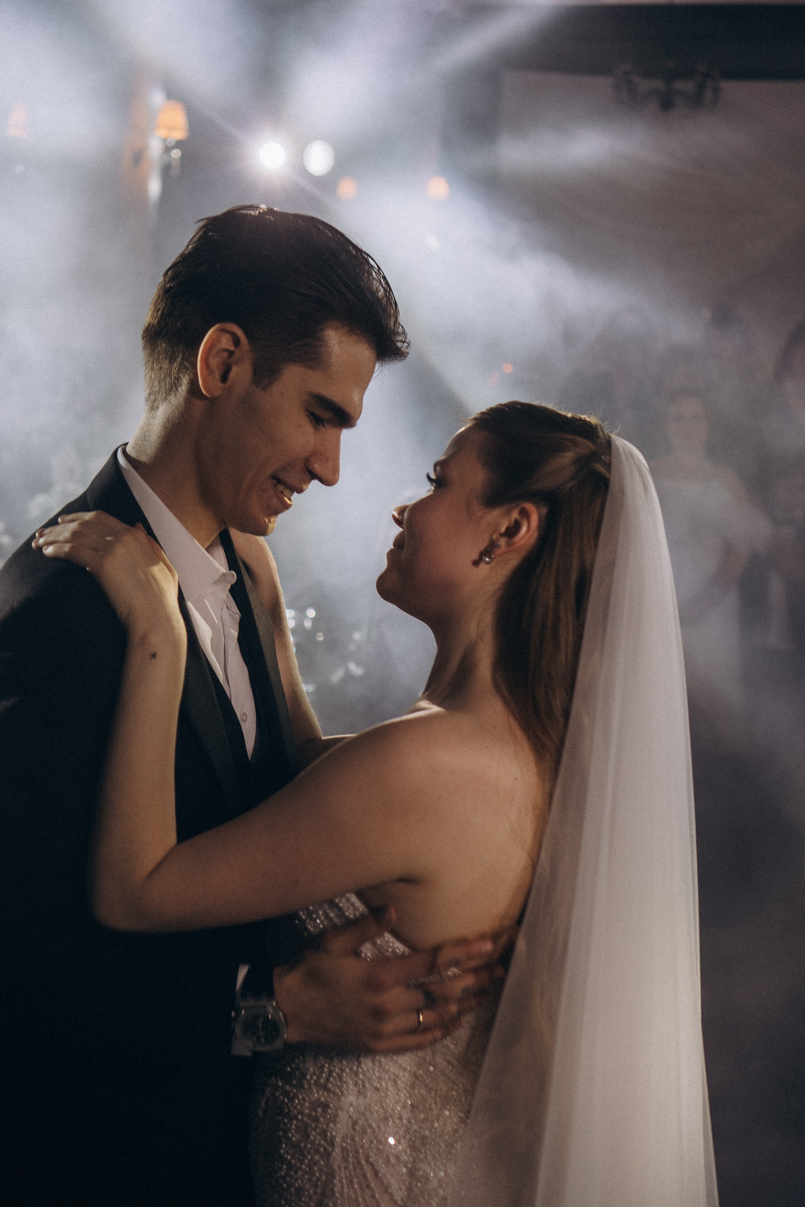 ПЕРВЫЙ ТАНЕЦ МОЛОДЫХ НА БАНКЕТЕ. ТРОГАТЕЛЬНЫЙ МОМЕНТ (СНЯТО В СИБИРЕ В НИЖНЕВАРТОВСКЕ). Профессиональный фотограф, Санкт-Петербург — Виктория Богомолова