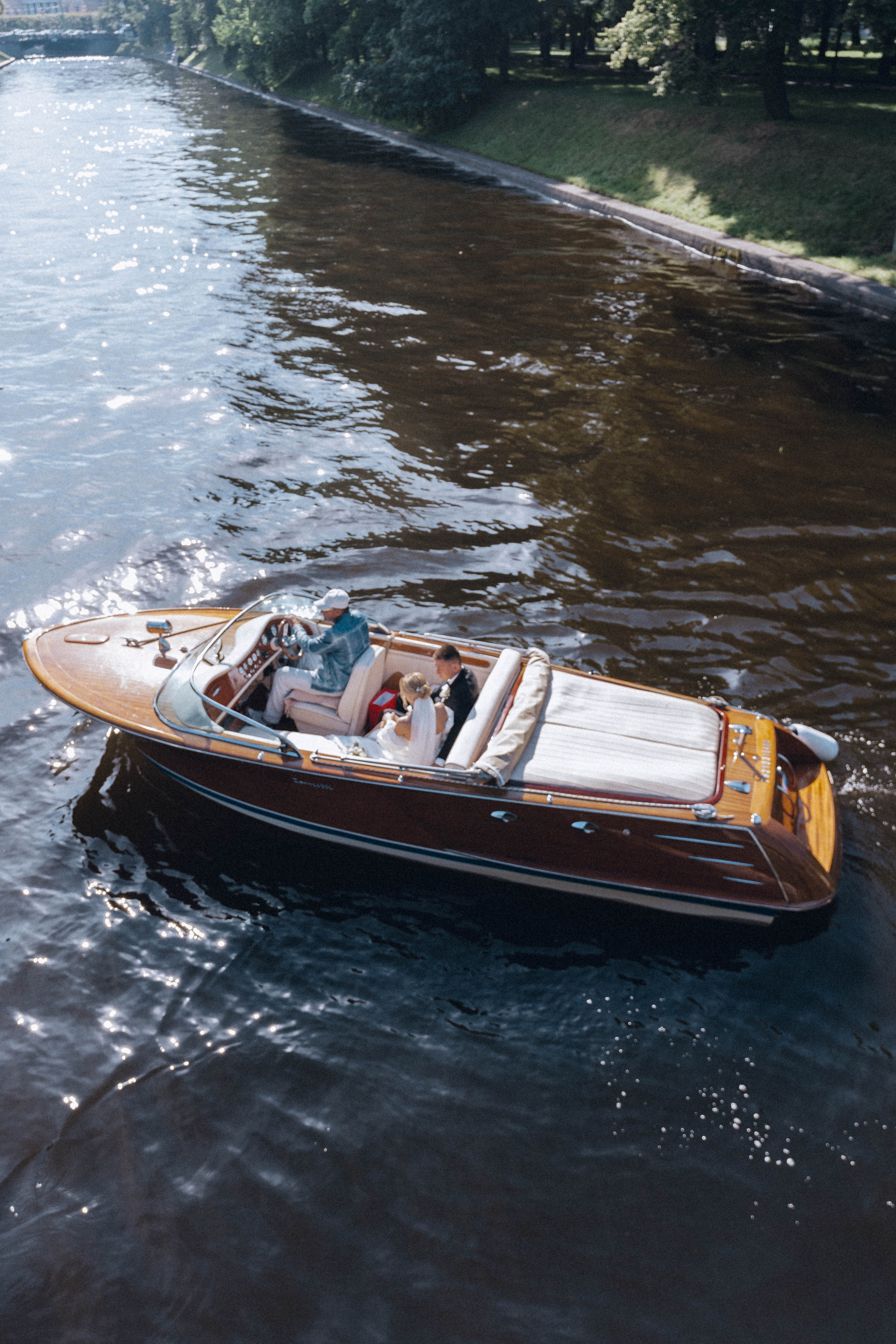 СВАДЕНБНАЯ СЬЕМКА НА КАТЕРЕ ПО КАНАЛАМ САНКТ-ПЕТЕРБУРГА И В АКВАТОРИИ НЕВЫ. Профессиональный фотограф, Санкт-Петербург — Виктория Богомолова