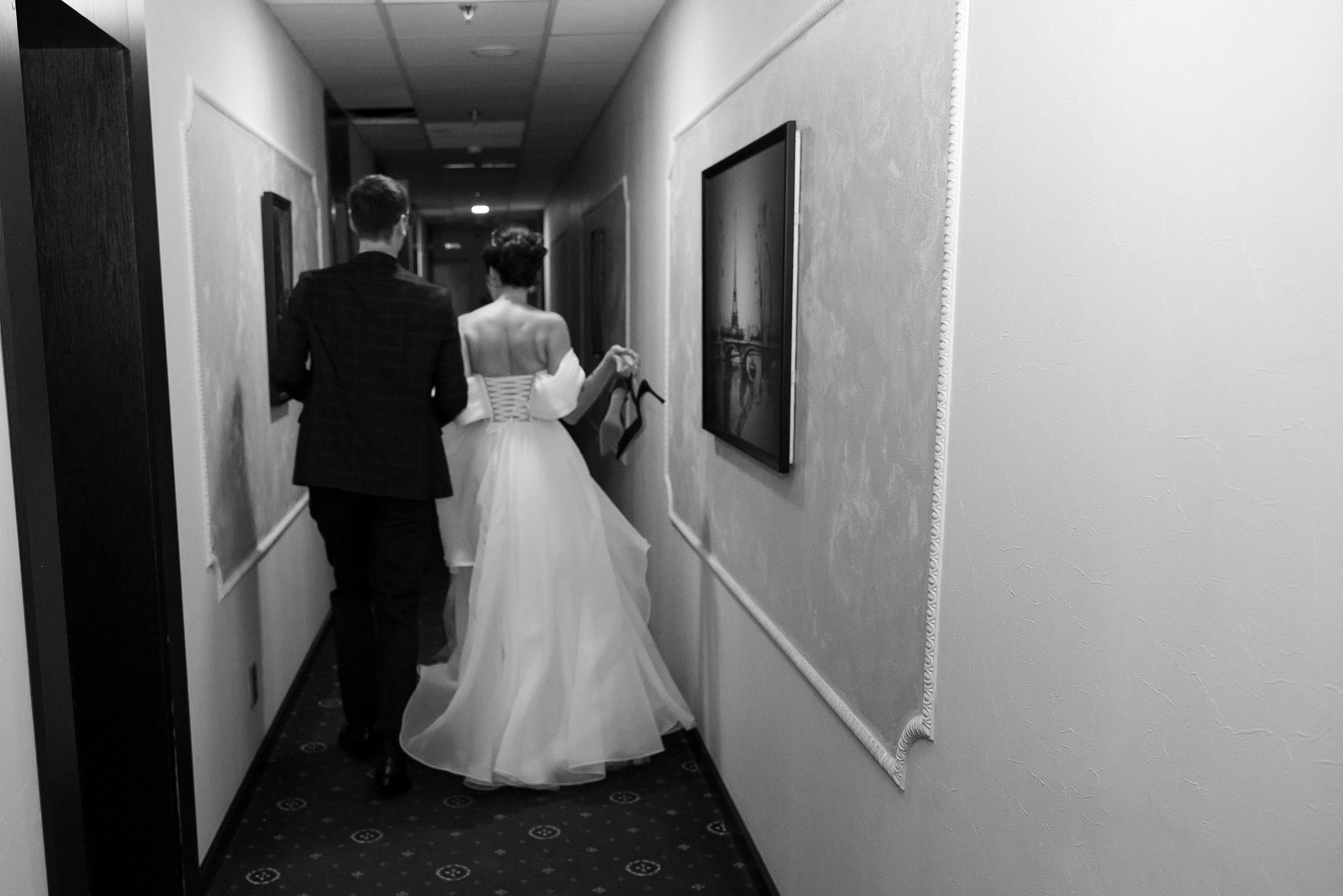 Жених и невеста, фото со спины.