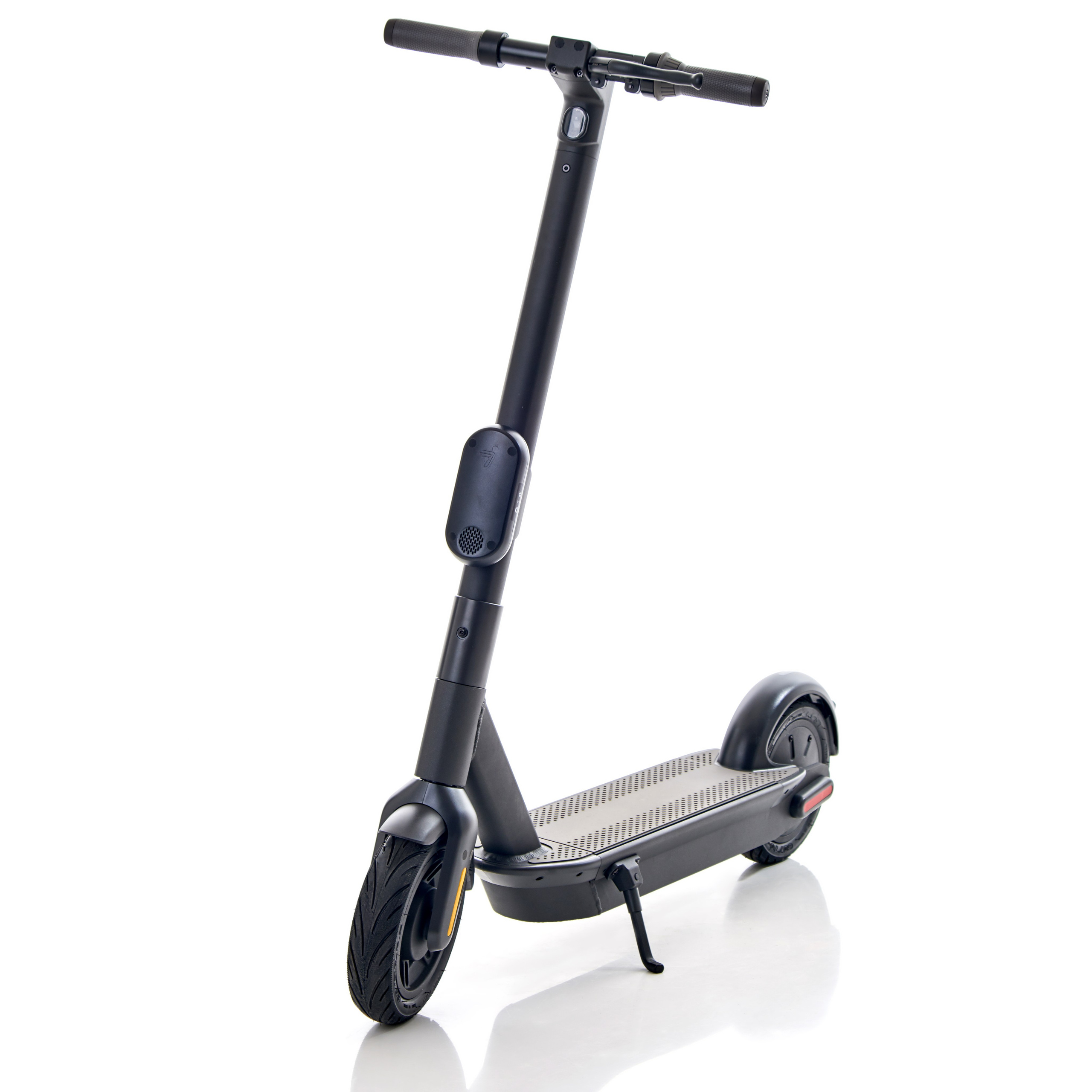 Самокат на белом фоне с отражением, съемка для маркетплейсов