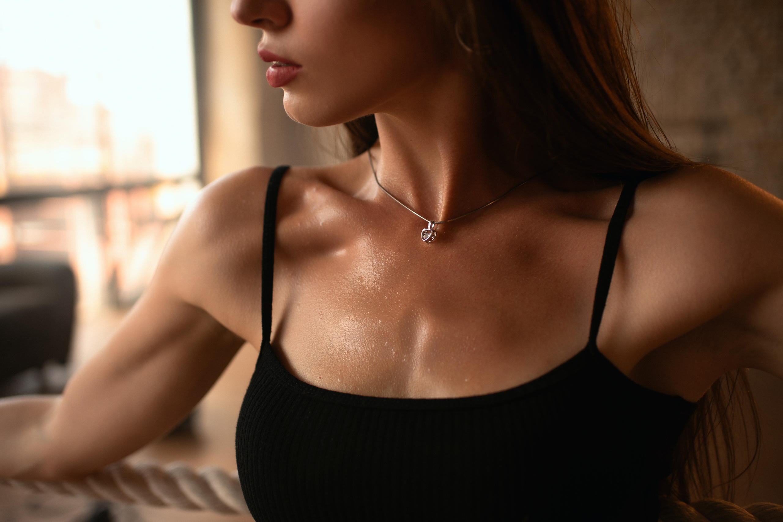 спортивная девушка в черном топе 