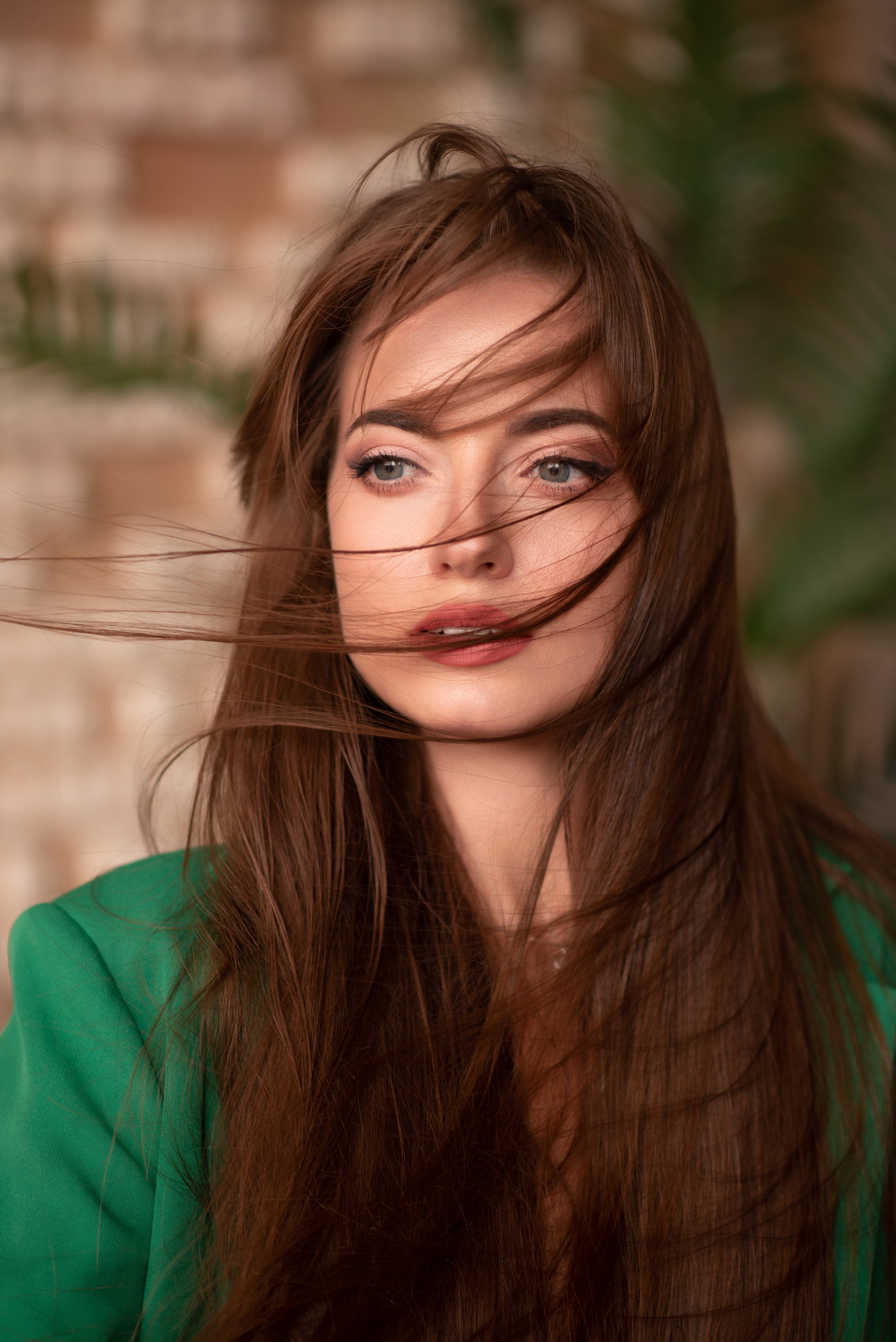 портрет с развевающимися волосами