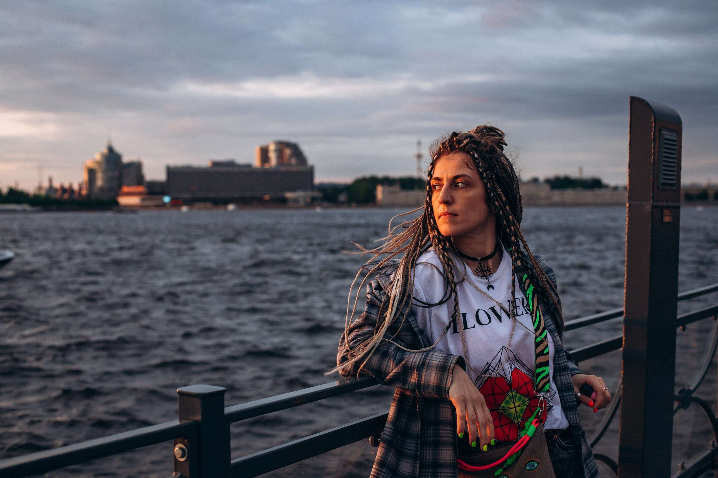 Лиза в июне. Фотопрогулка в Петербурге. Индивидуальный и семейный фотограф в Санкт-Петербурге