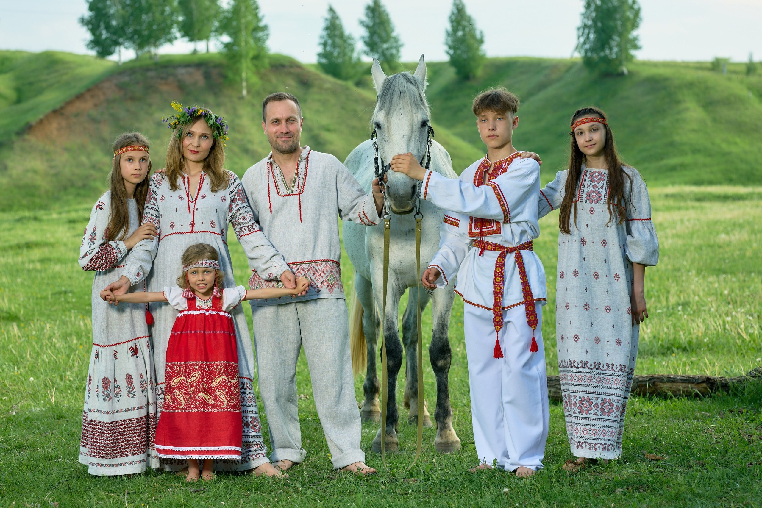 Детская фотосессия с лошадью в народных костюмах. Владимир Суздалов (ProMaXe) — Портретный фотограф, тематические фотосессии в Чебоксарах