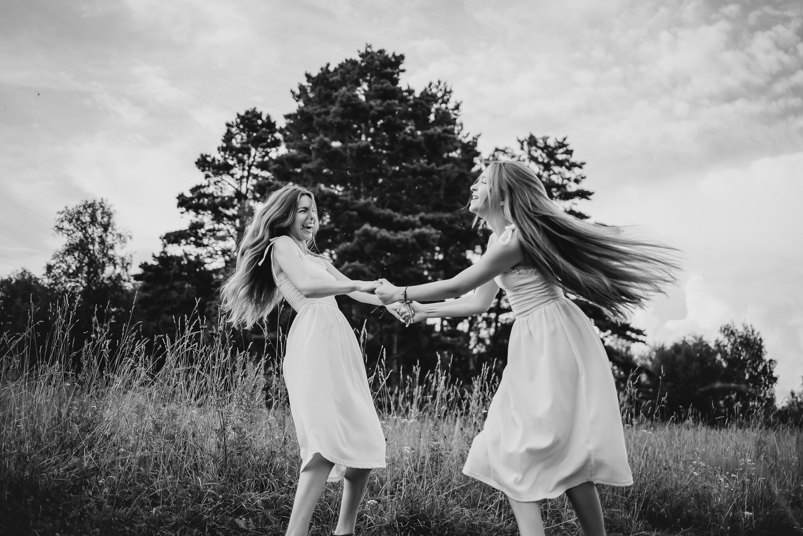 Фотосессия с сестрой загородом в поле. Семейный фотограф в Томске Максимова Екатерина