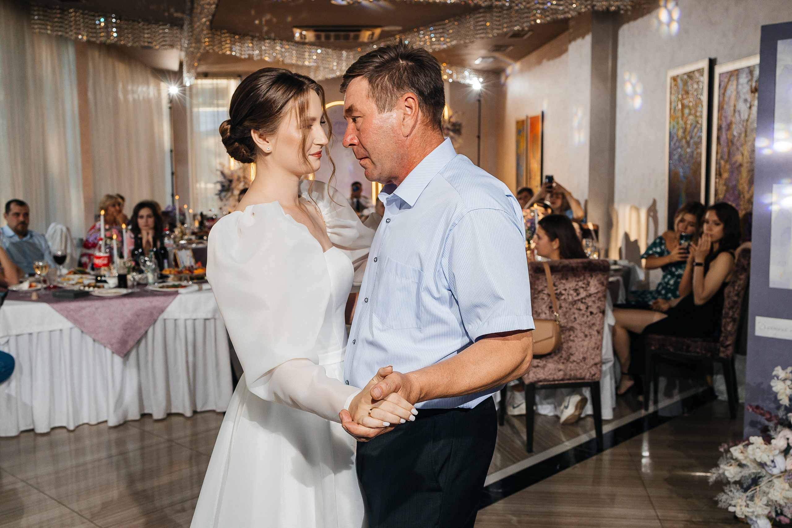 Свадебная фотосессия пары в номере отеля. Олег Сверчков | Свадебный фотограф Вологда