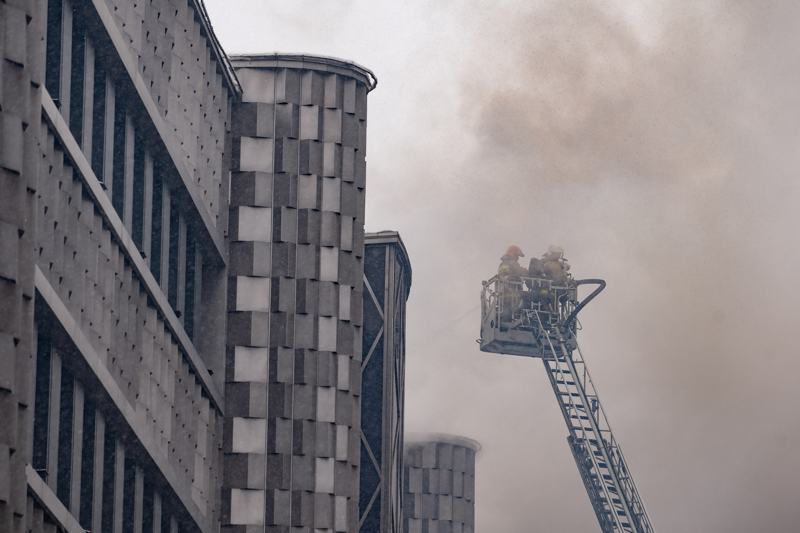 Пожарные тушат огонь