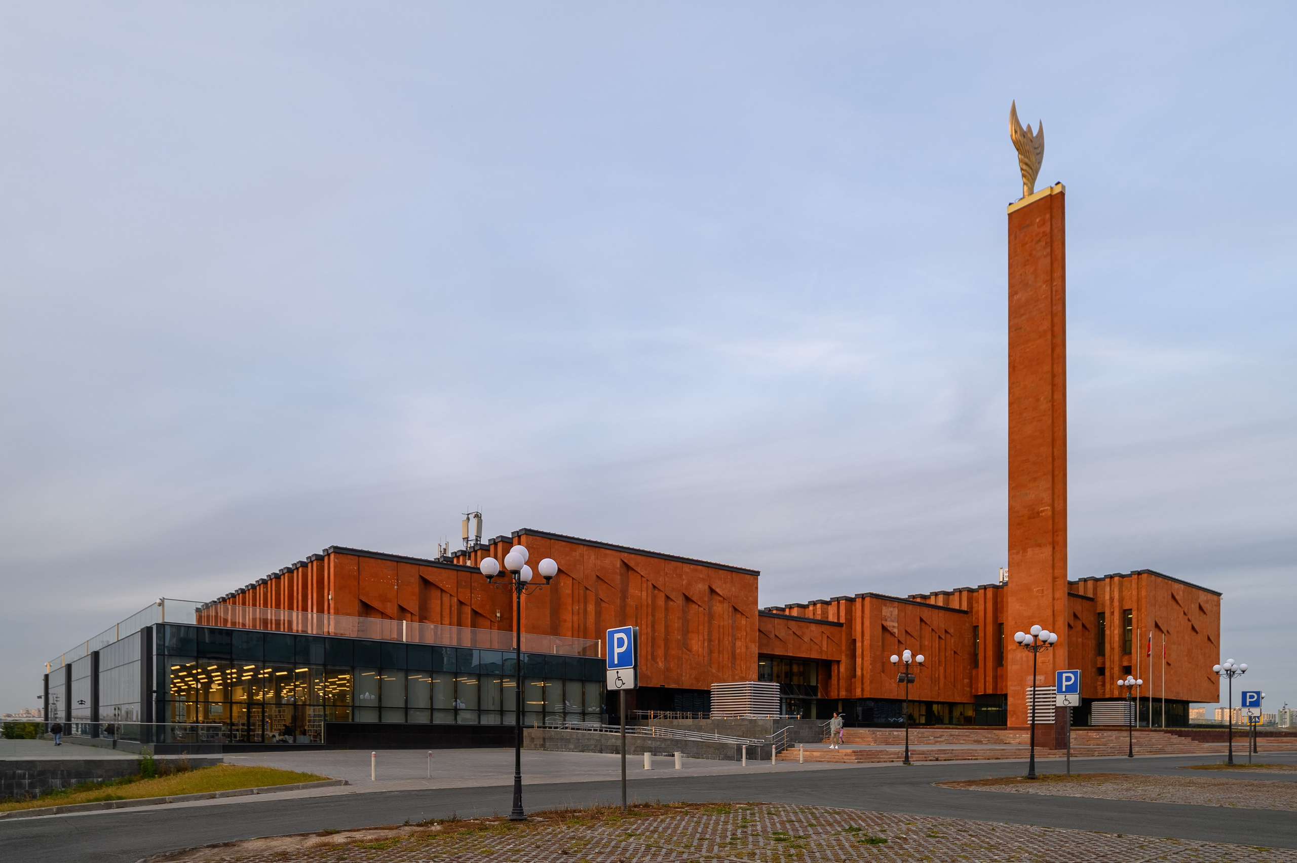 Современное здание Национальной библиотеки в Казани с геометричной архитектурой и открытой площадью перед входом