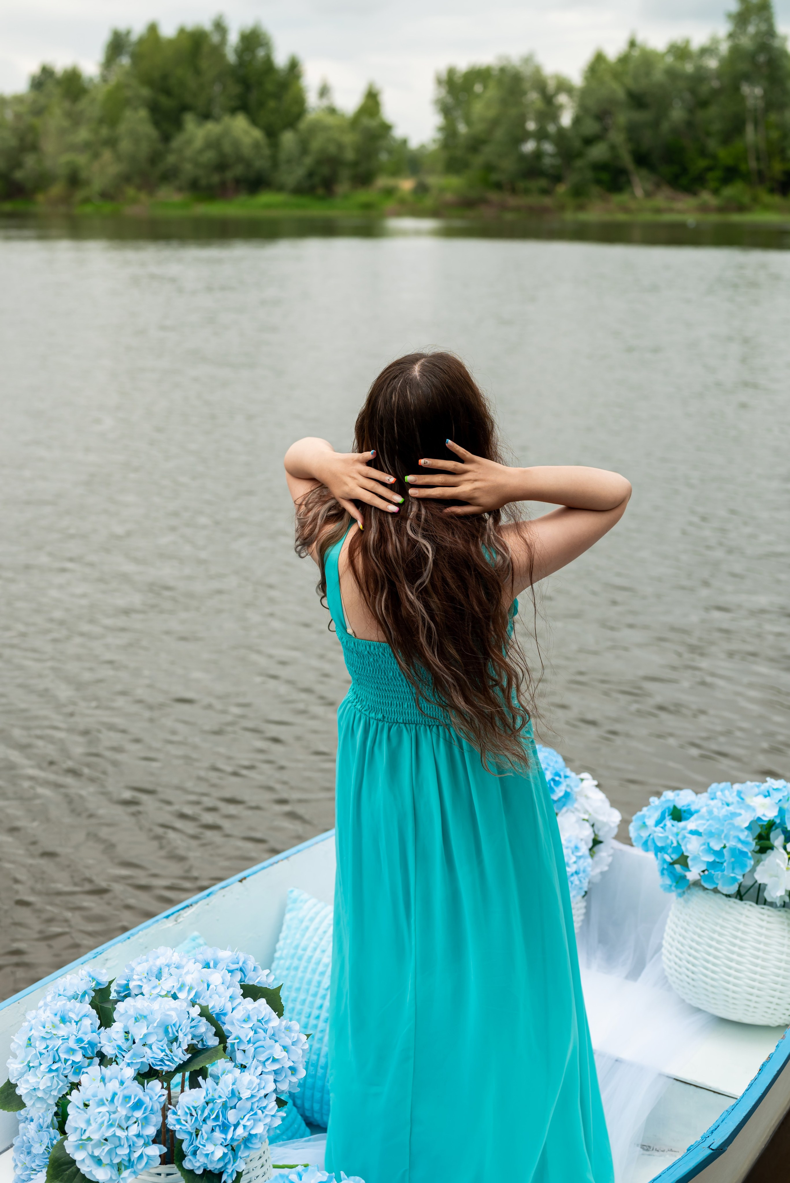 Фотопроект на лодке с голубыми гортензиями. Фотограф в городе Салават
