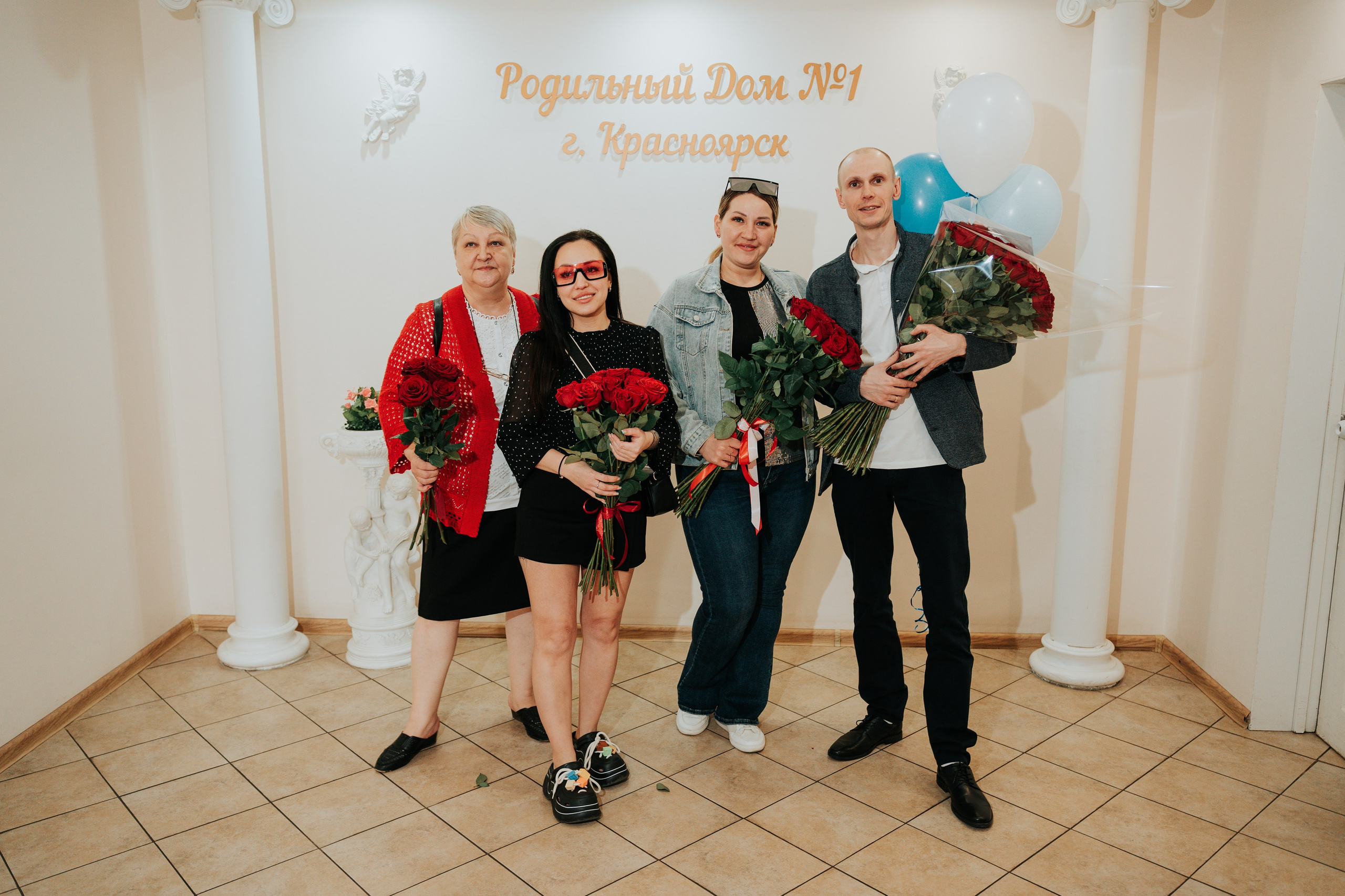 Выписка из роддома: Вадим, Анастасия и сын Руслан. Репортажный фотограф Красноярск