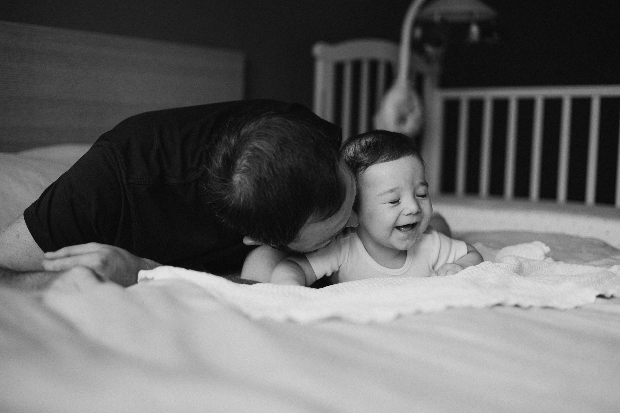 Семейная фотосессия дома. Семейный фотограф Новосибирск Фотограф на выписку Новосибирск