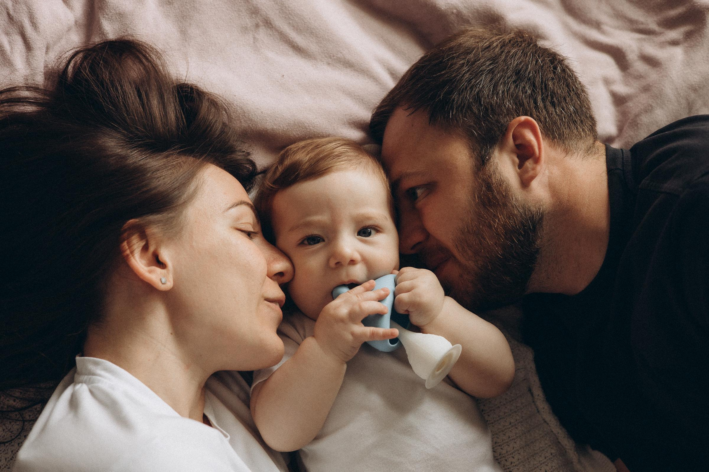 Семейная фотосессия дома. Семейный фотограф Новосибирск Фотограф на выписку Новосибирск