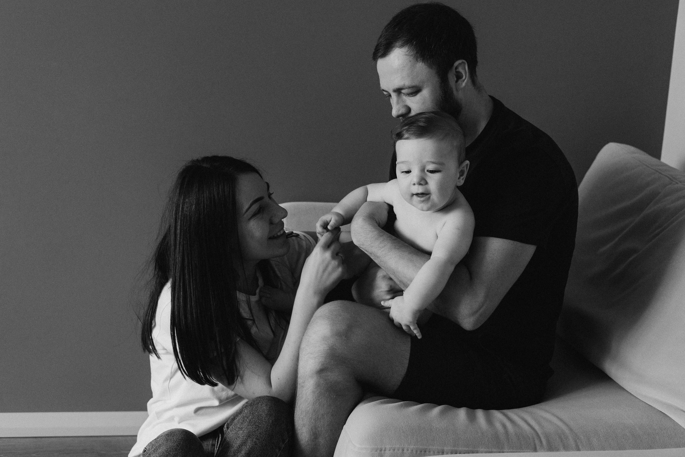 Семейная фотосессия дома. Семейный фотограф Новосибирск Фотограф на выписку Новосибирск